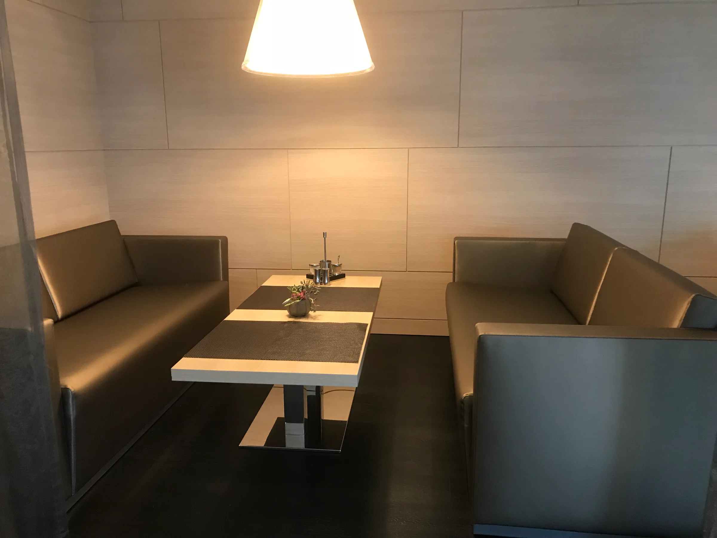 Hotellobby mit Sesseln und Couchtisch