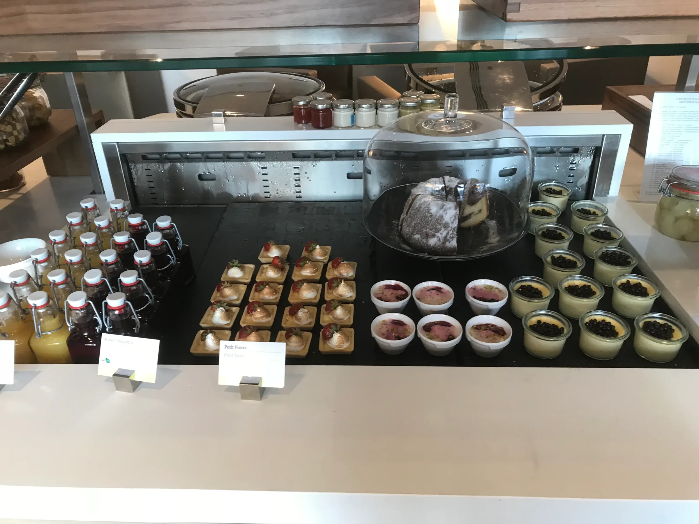 Dessertbuffet mit kleinen Portionen und Glasbehältern