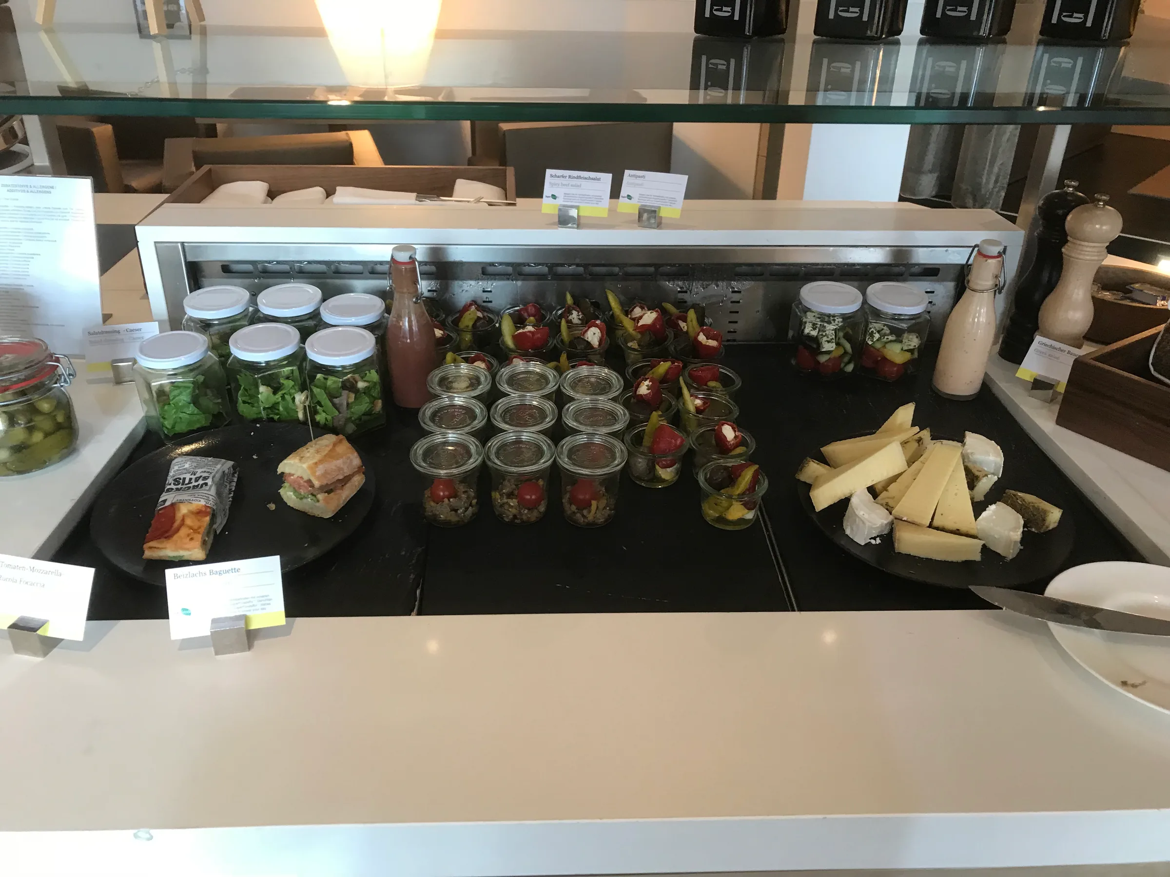 Frühstückstablett mit Salat, Sandwich, Käse und Beilagen