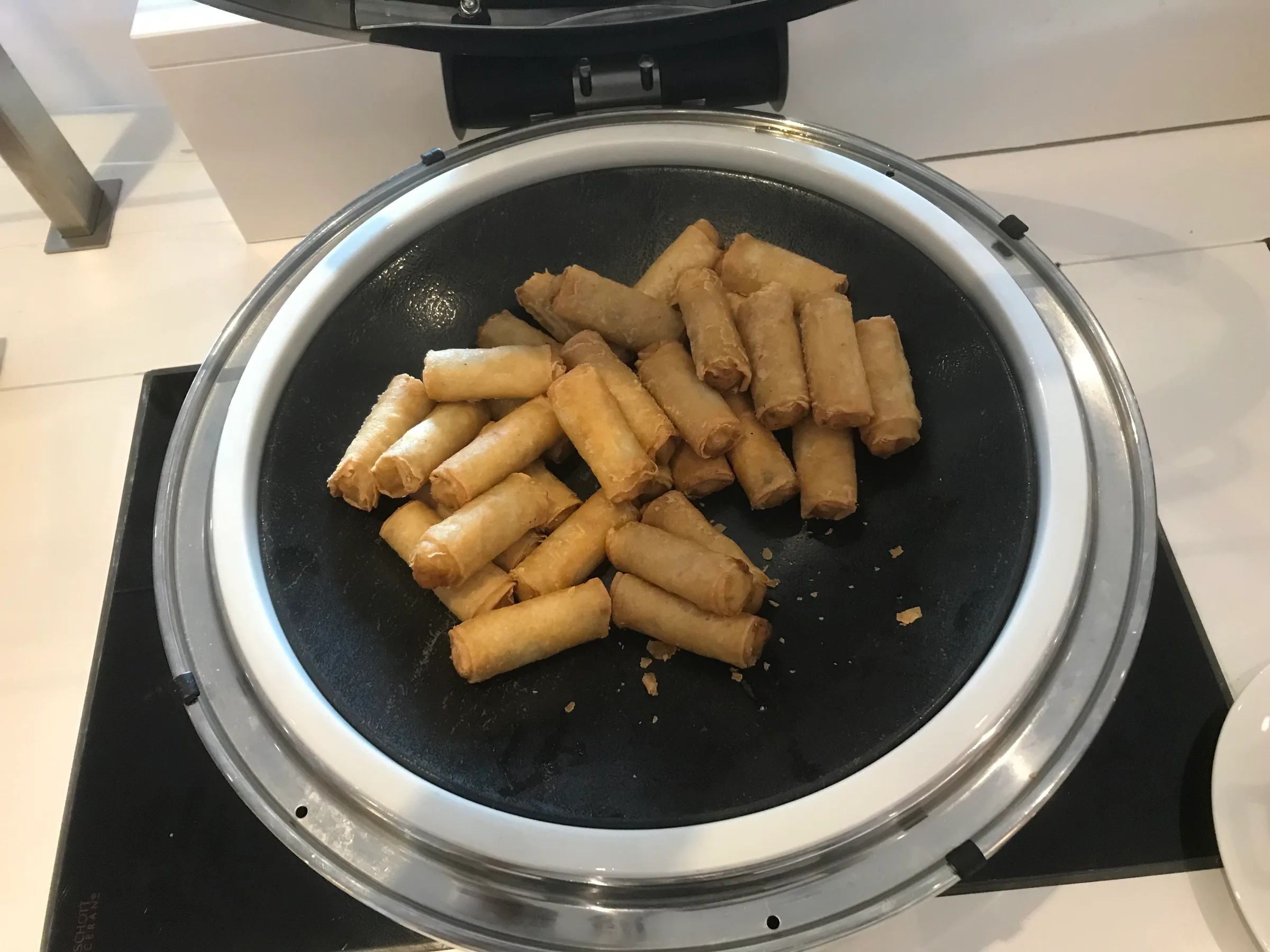 Frittierte Springrollen auf einem Wok in einer Küche