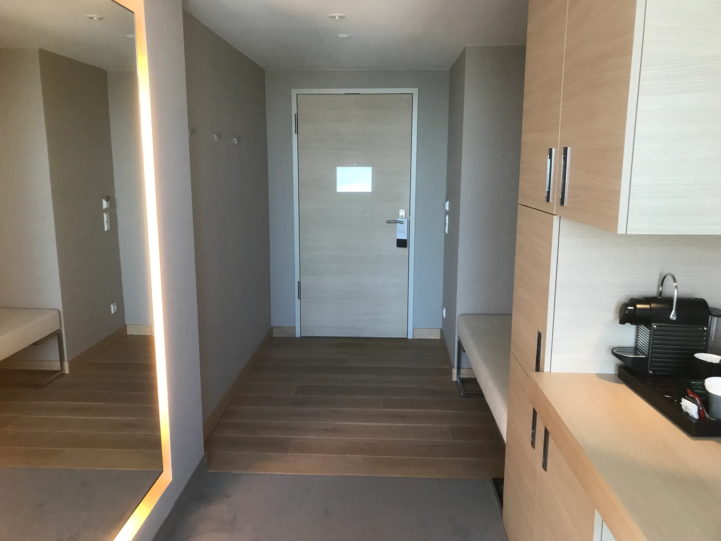 Hotelzimmer mit Holzboden und moderner Einrichtung