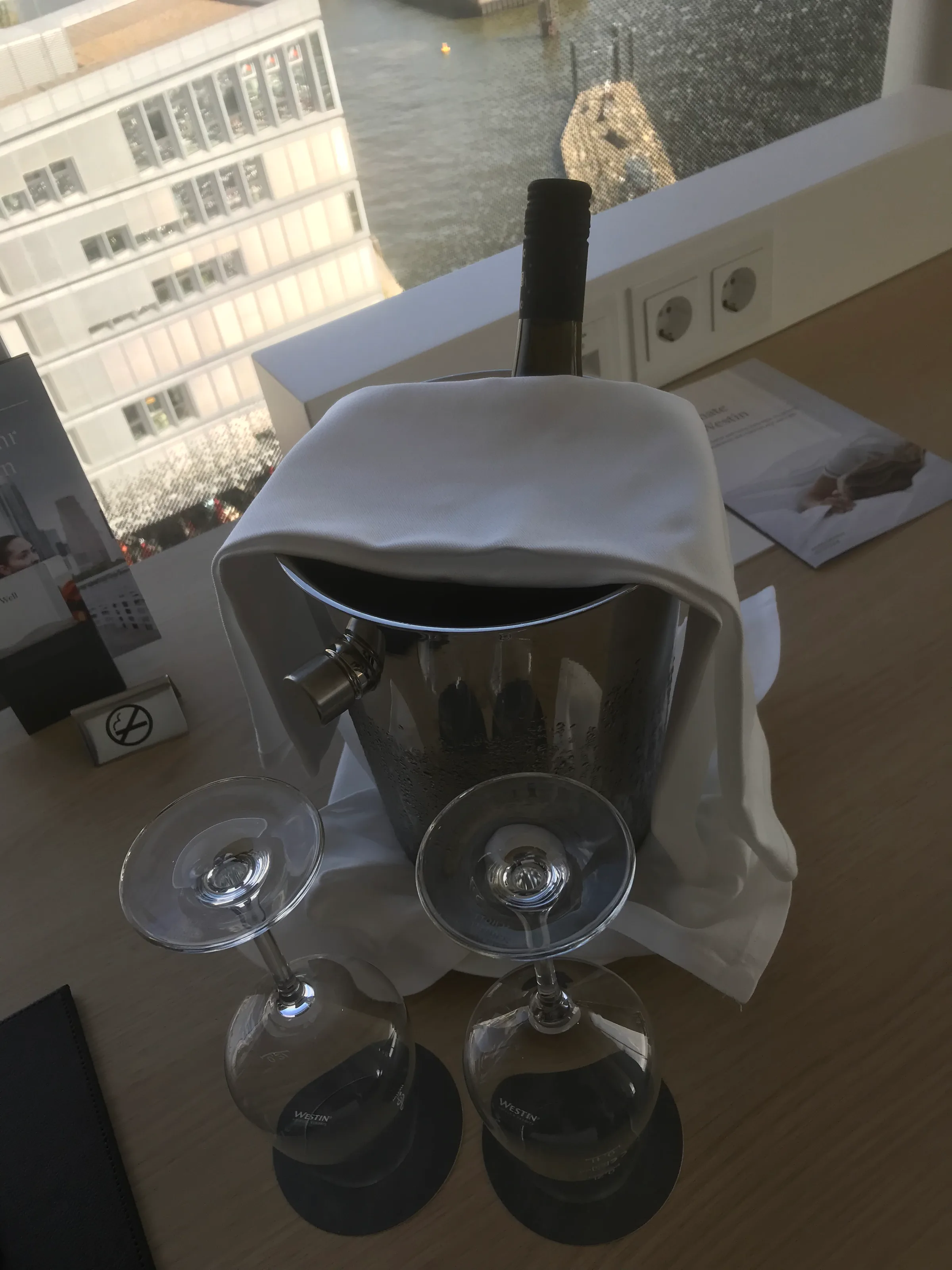 Weinflasche in Eiswürfelbehälter auf Tisch
