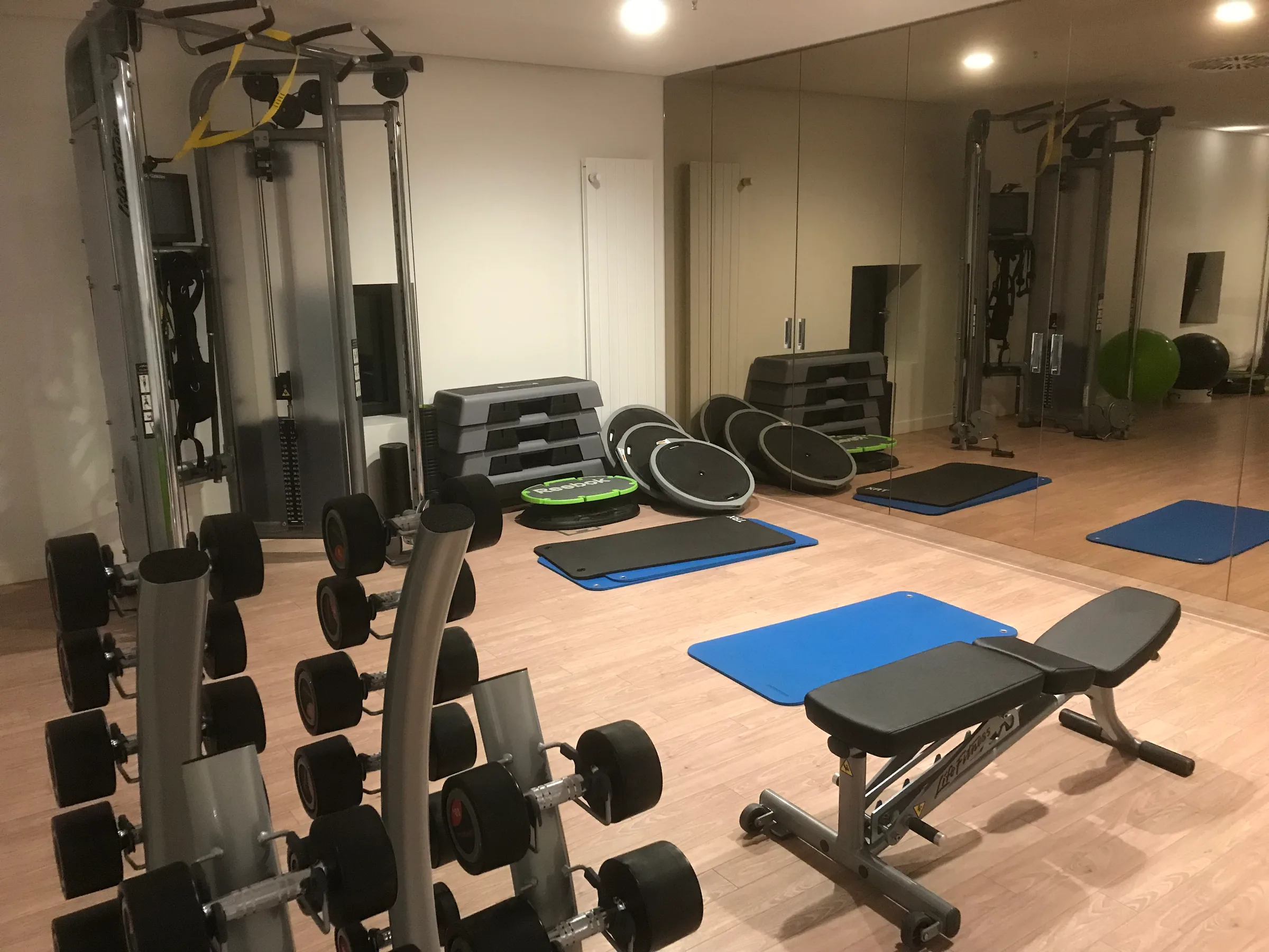 Fitnessraum mit Gewichten und Trainingsgeräten