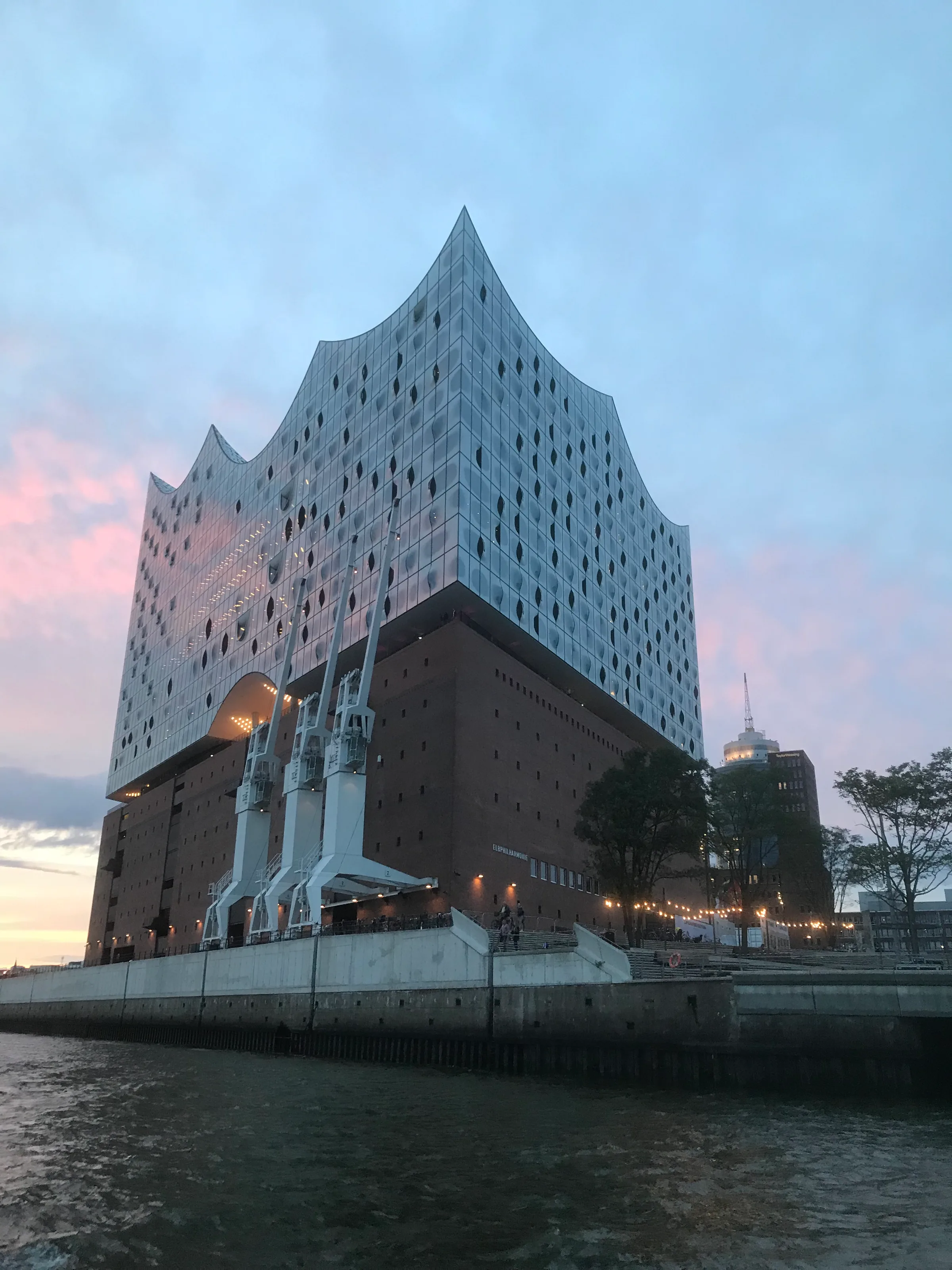 Elbphilharmonie bei Sonnenuntergang mit moderner Architektur