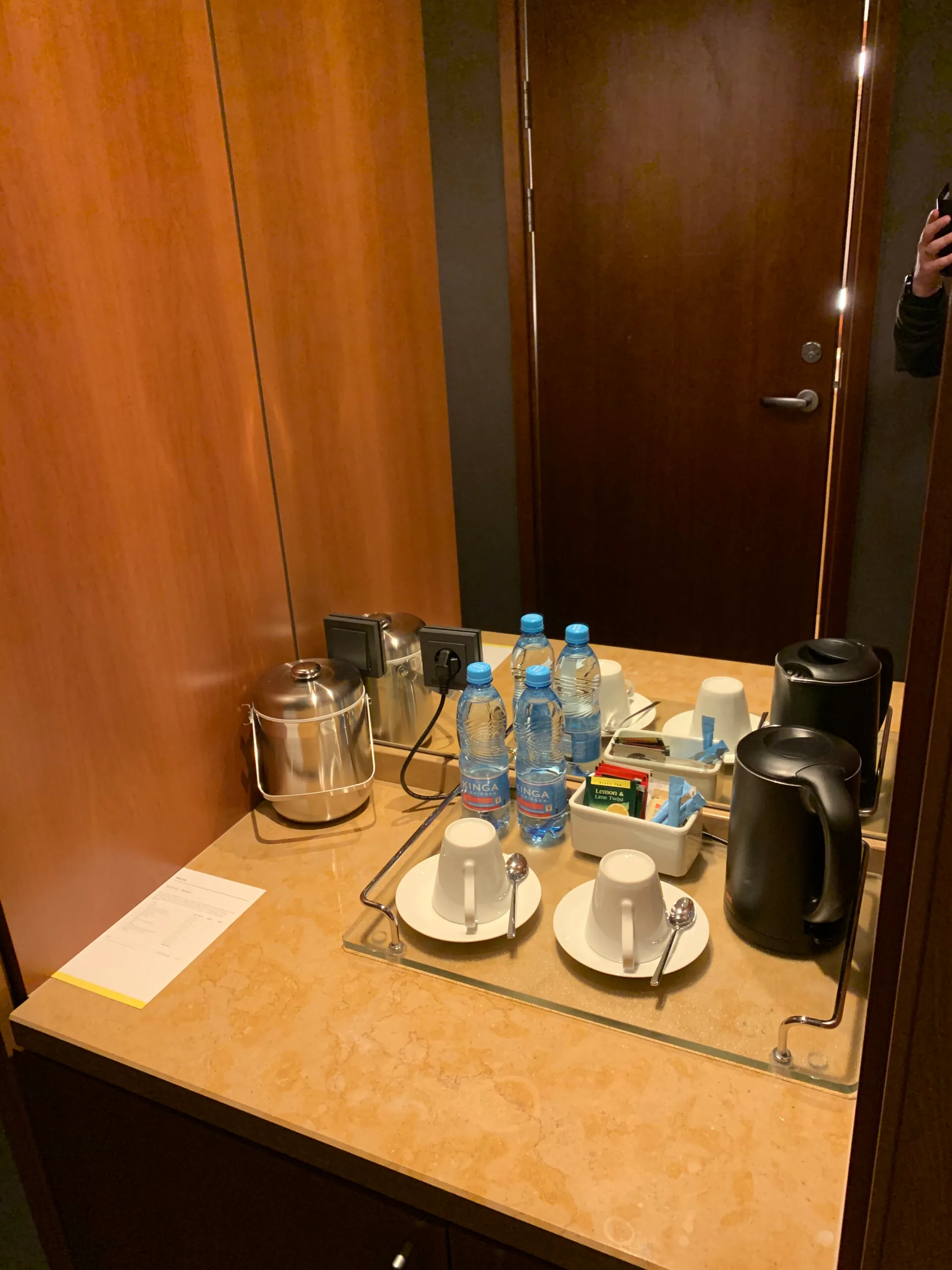 Buffet mit Tellerstapel und warmen Gerichten im Hotelrestaurant