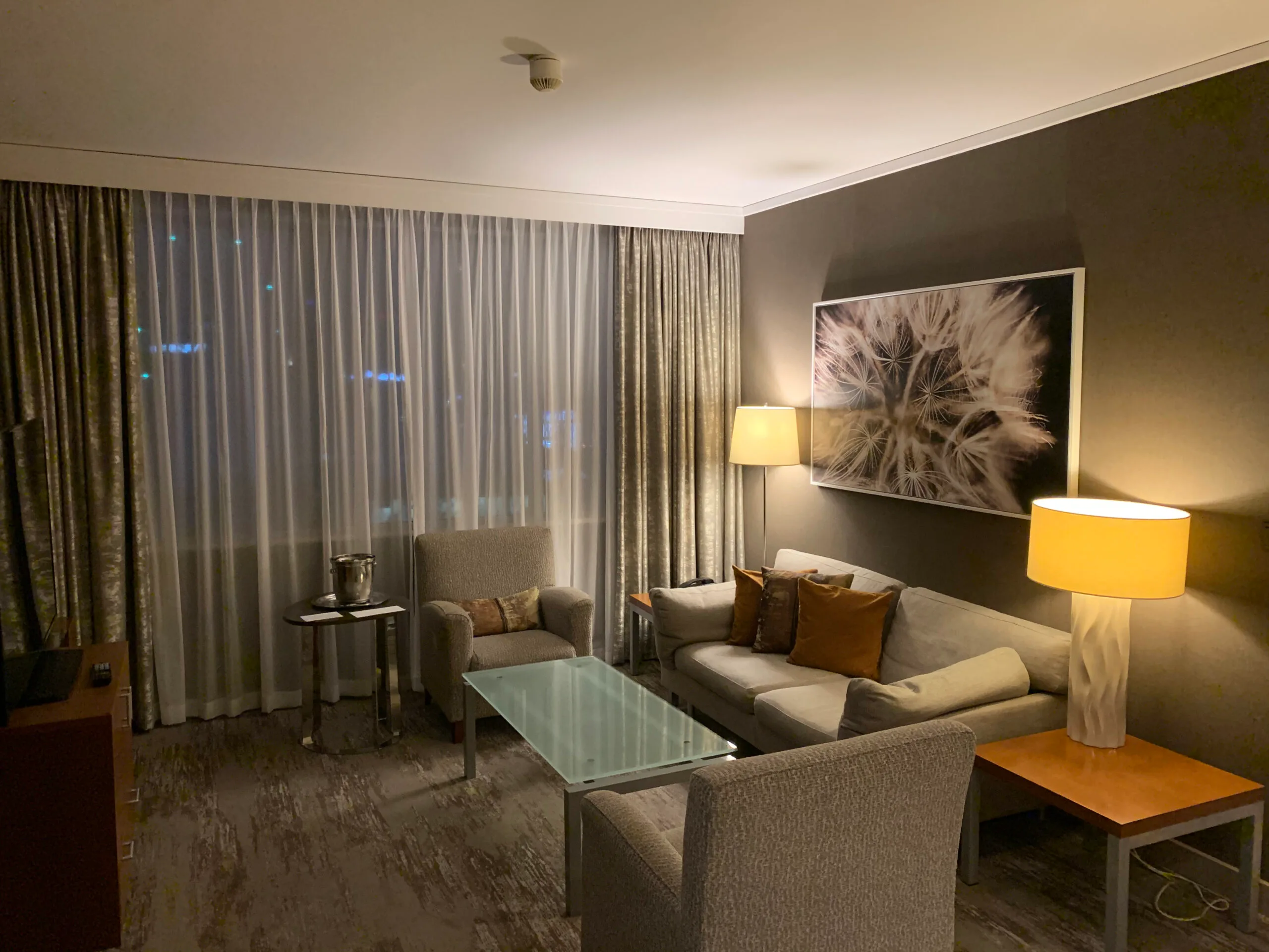 Glasdach des Hotels mit Aufzügen und moderner Beleuchtung