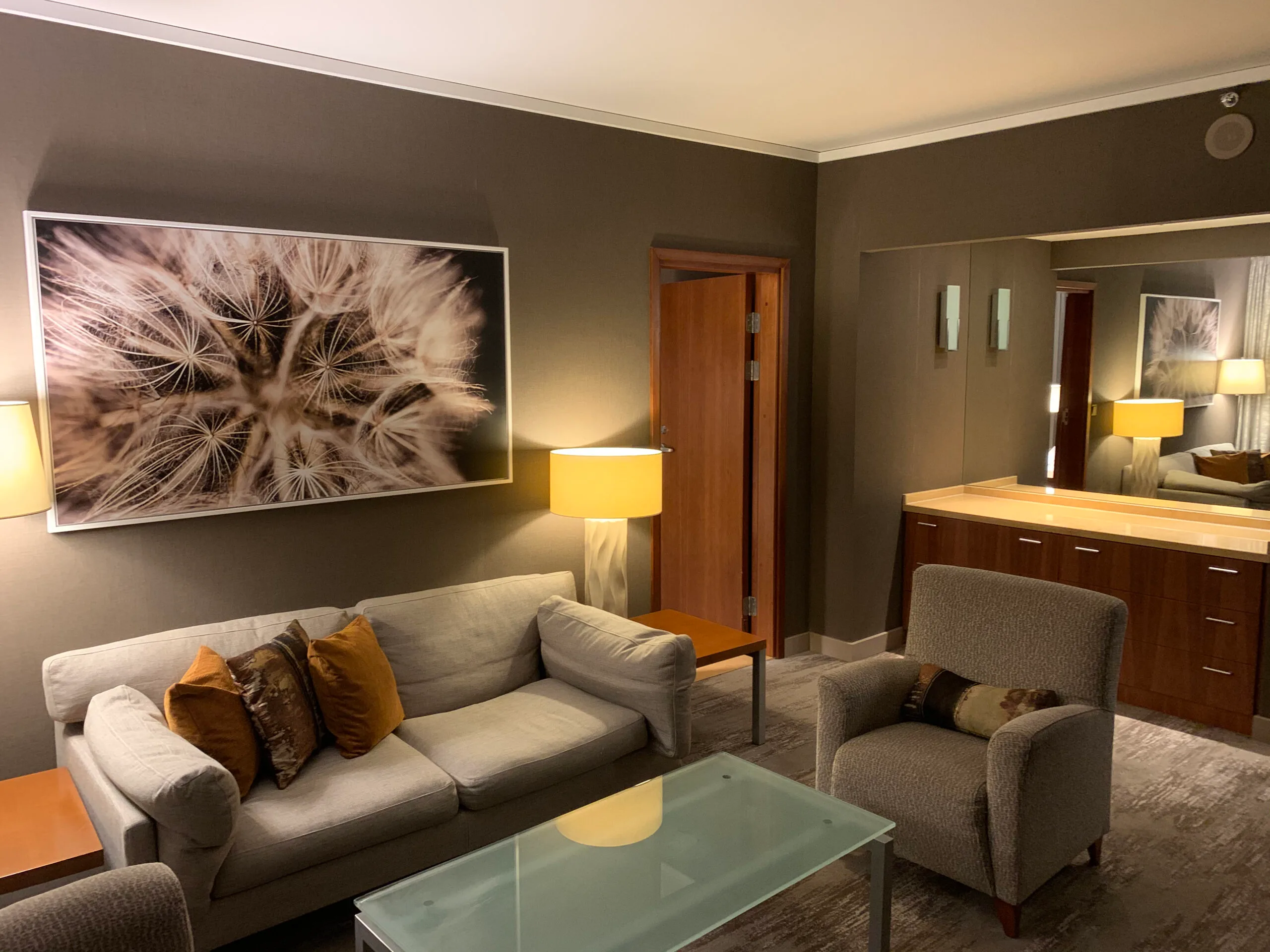Hotellobby mit Sesseln und Tischen