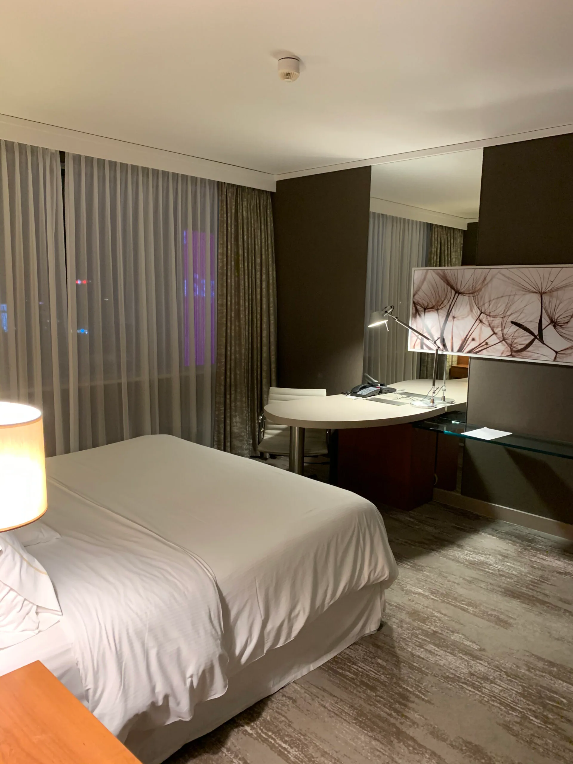 Hotellobby mit Sesseln und Couchtischen in neutralen Farben