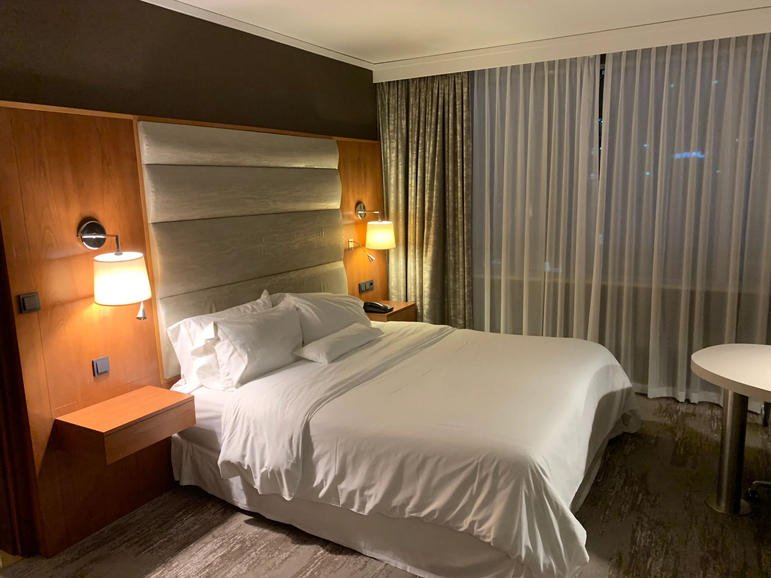 Innenhof eines Hotels mit Glasdach und Sitzgelegenheiten