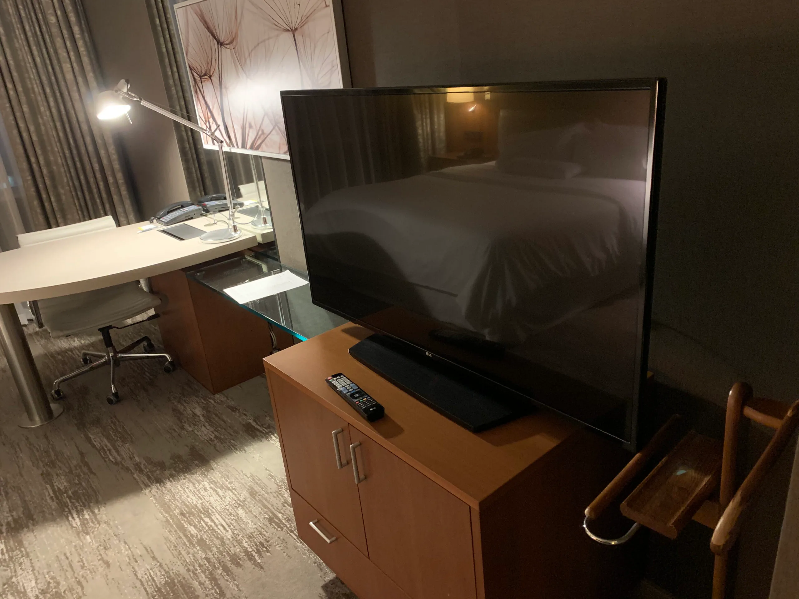 Hotelzimmer mit Fernseher auf Kommode