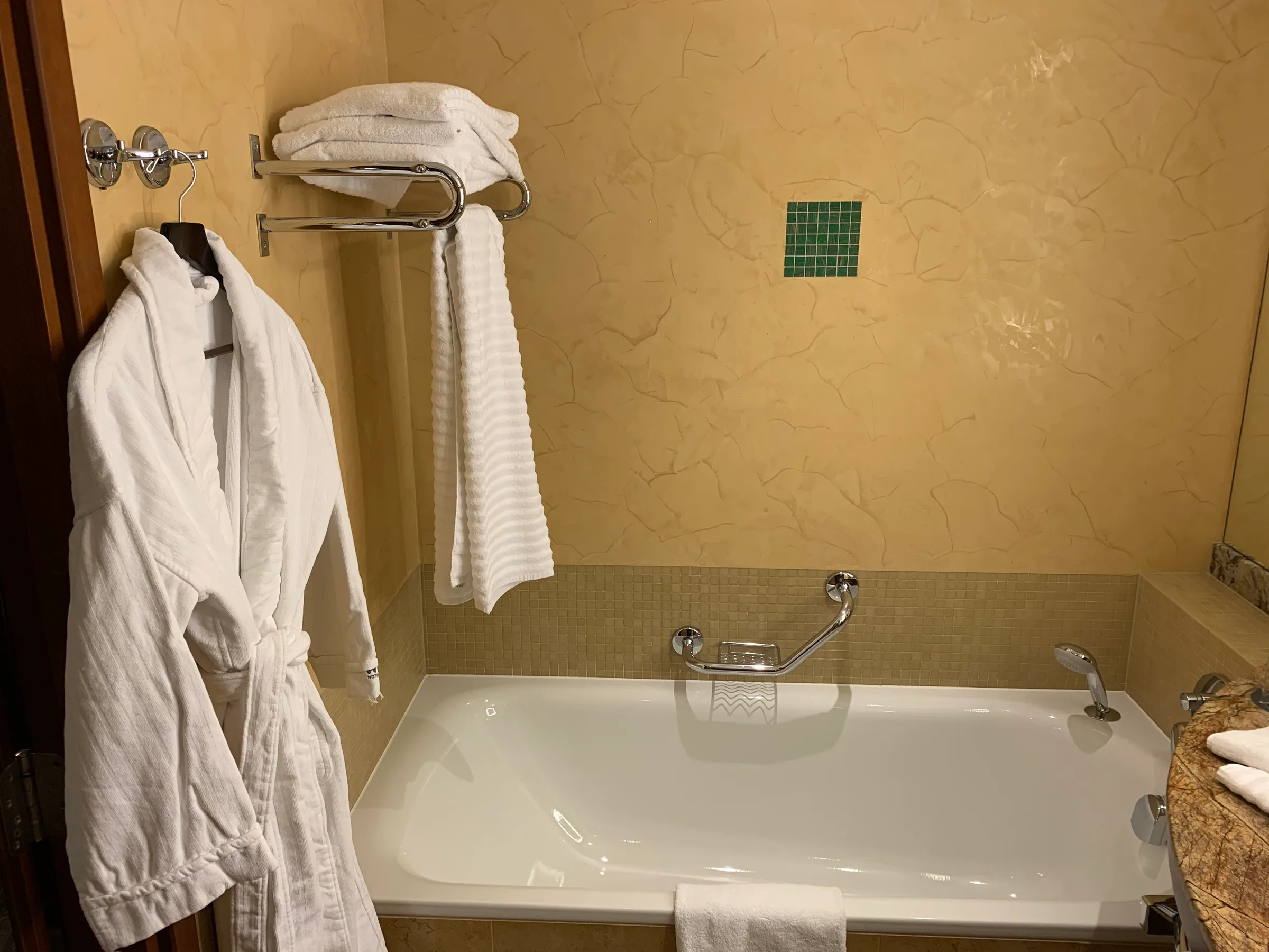 Hotelbad mit Badewanne und Handtuchhalter