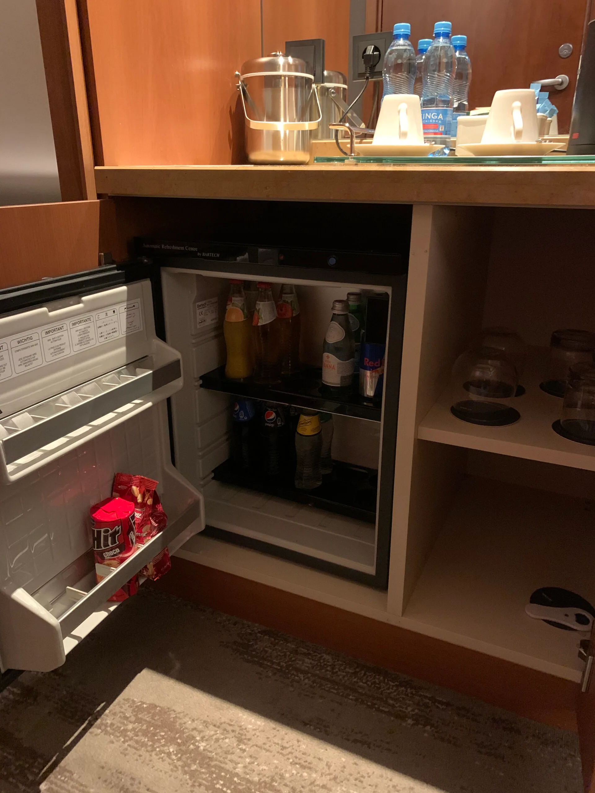 Hotelkühlschrank mit Getränken und Snacks
