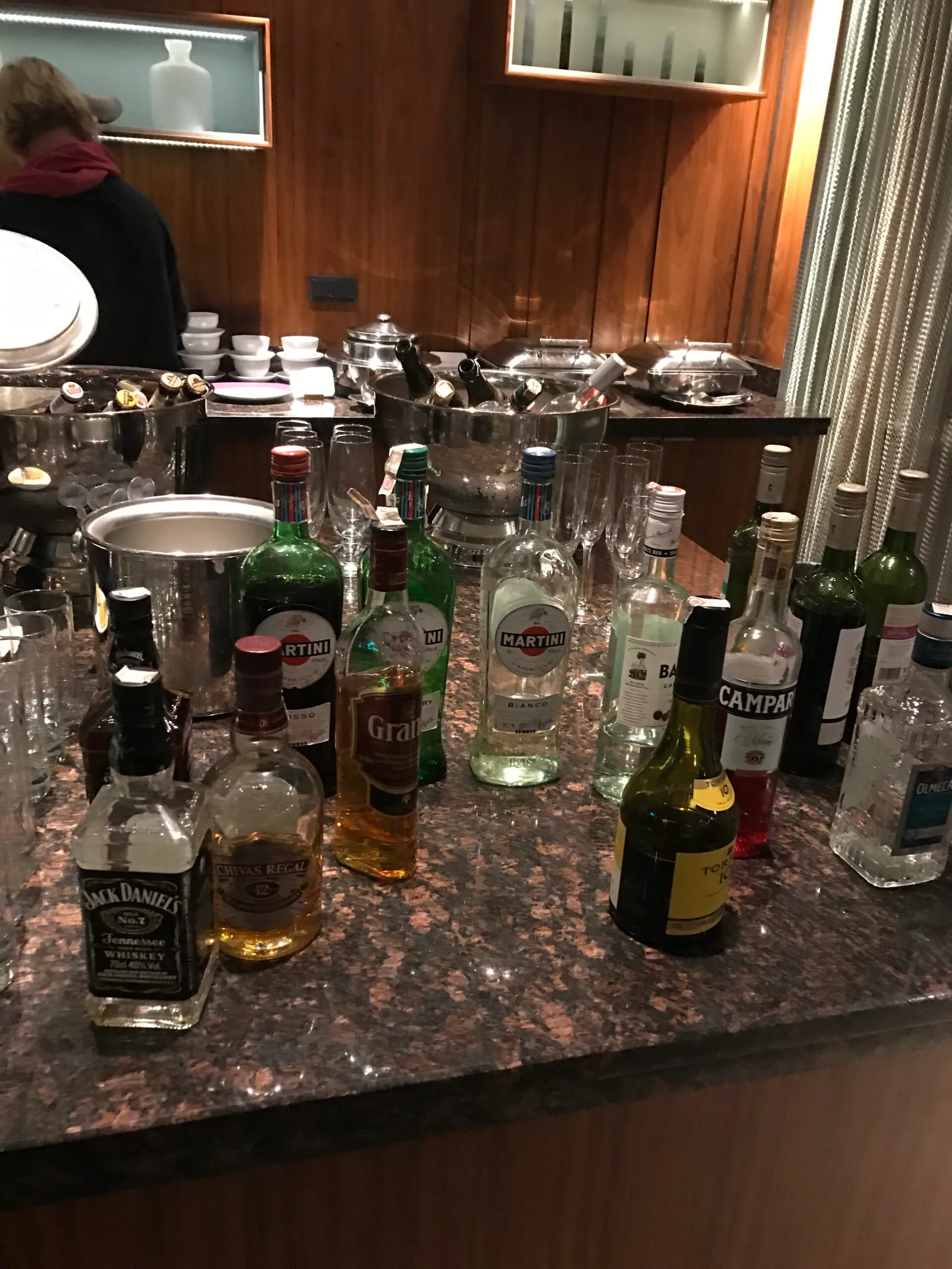 Bar mit verschiedenen Flaschen und Eiswürfeln
