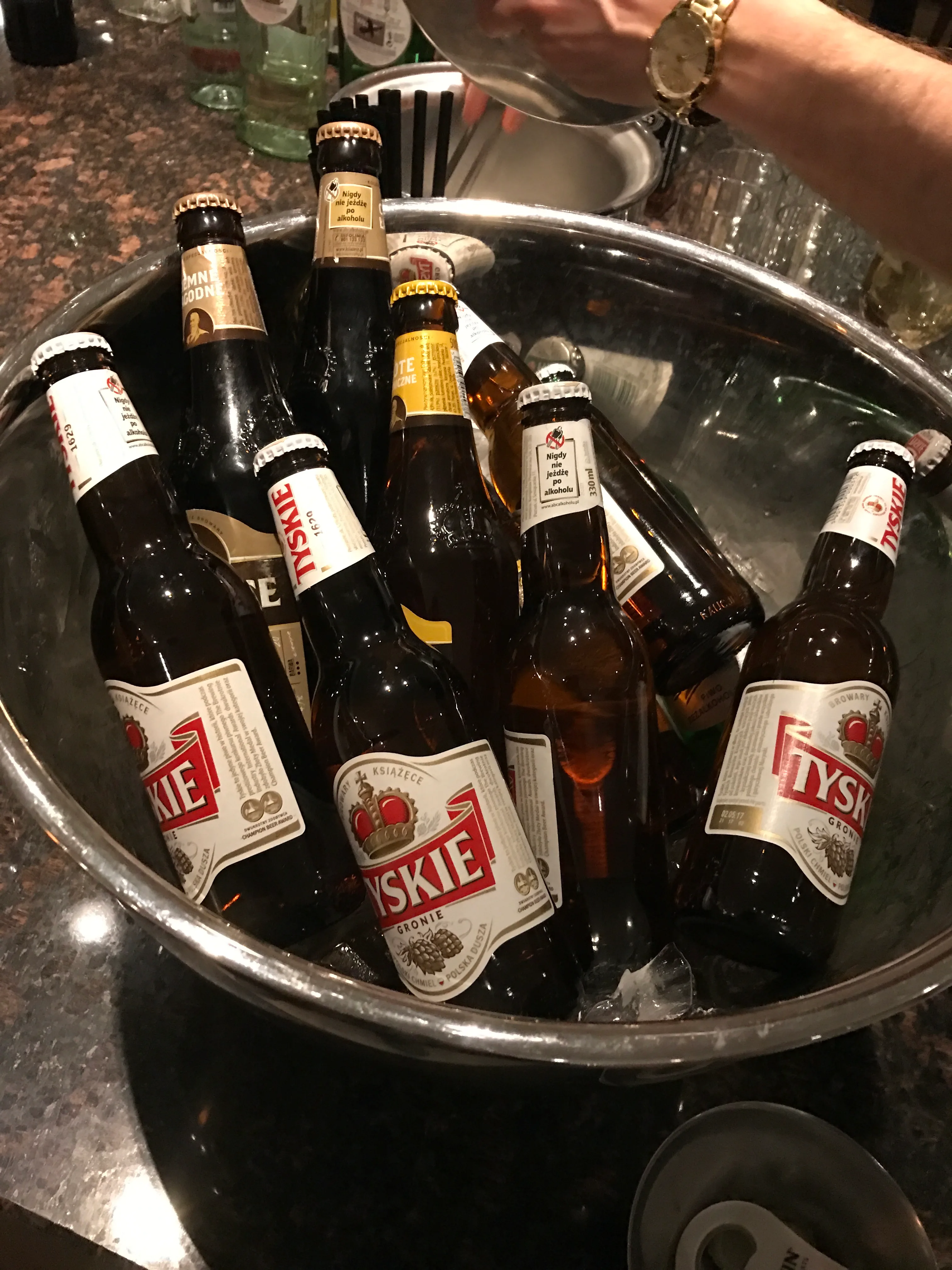 Eisgekühlte Flaschen von Fykie-Bier im Eimer