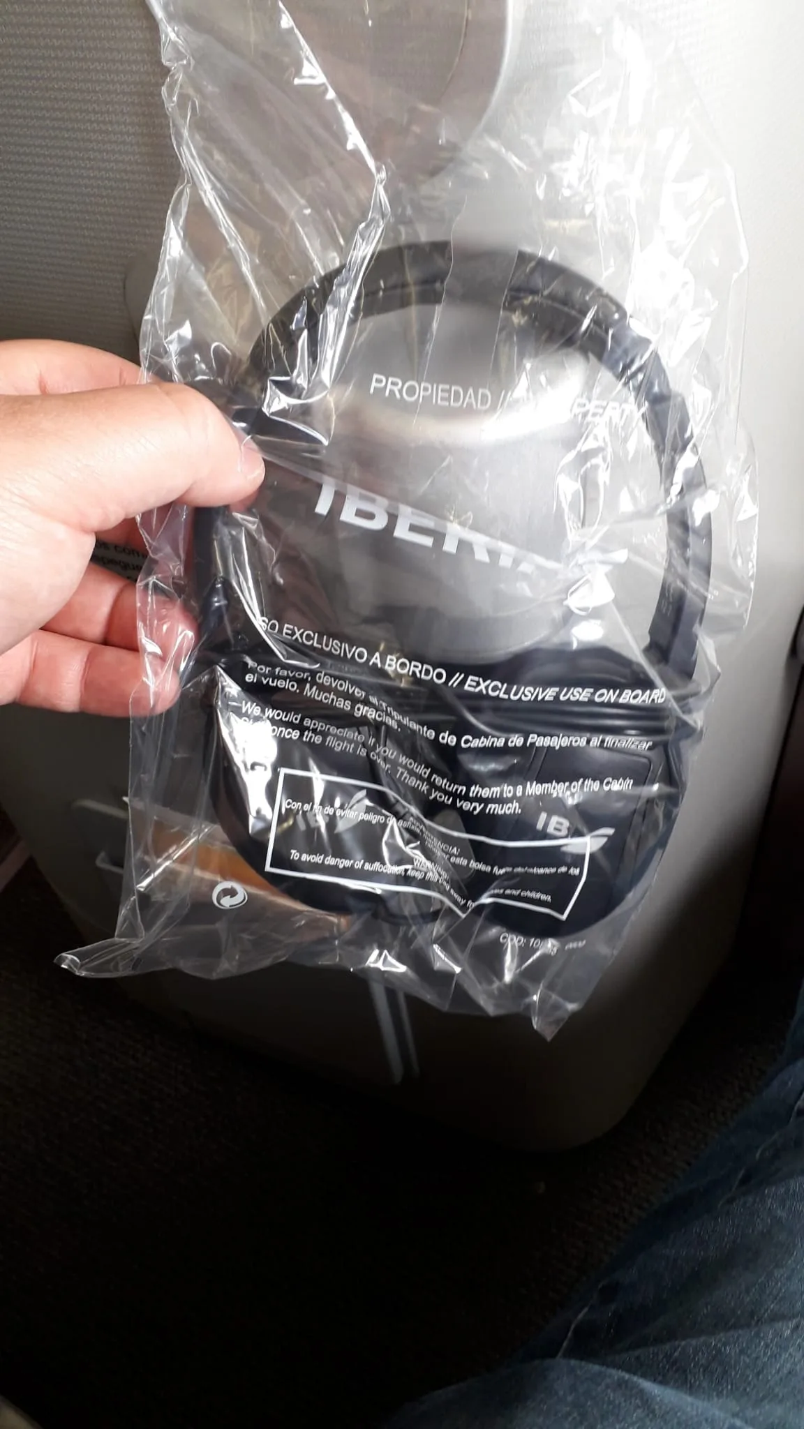Iberia Kopfhörer in Plastiktüte