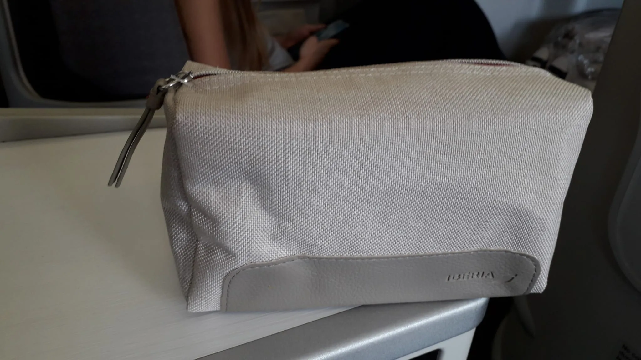 Reisetasche auf Tisch im Flugzeug