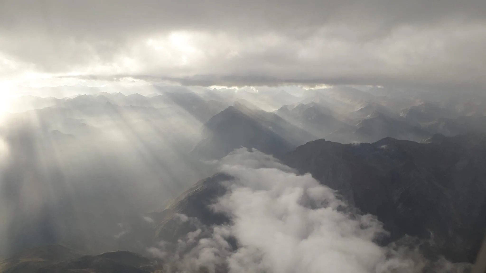 Berge und Wolken bei Sonnenschein