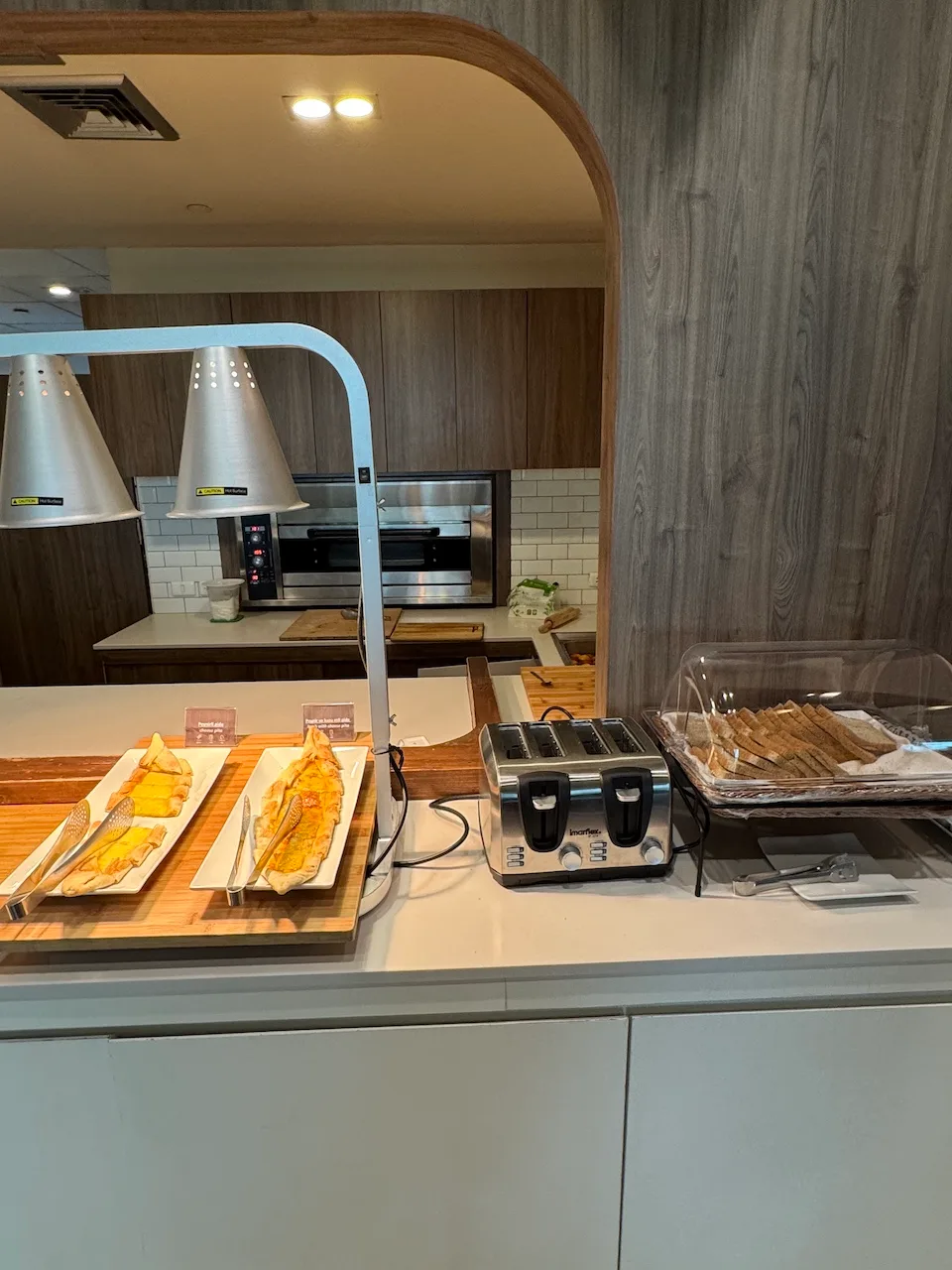 Buffet mit Toast und anderen Speisen auf Holzbrettern