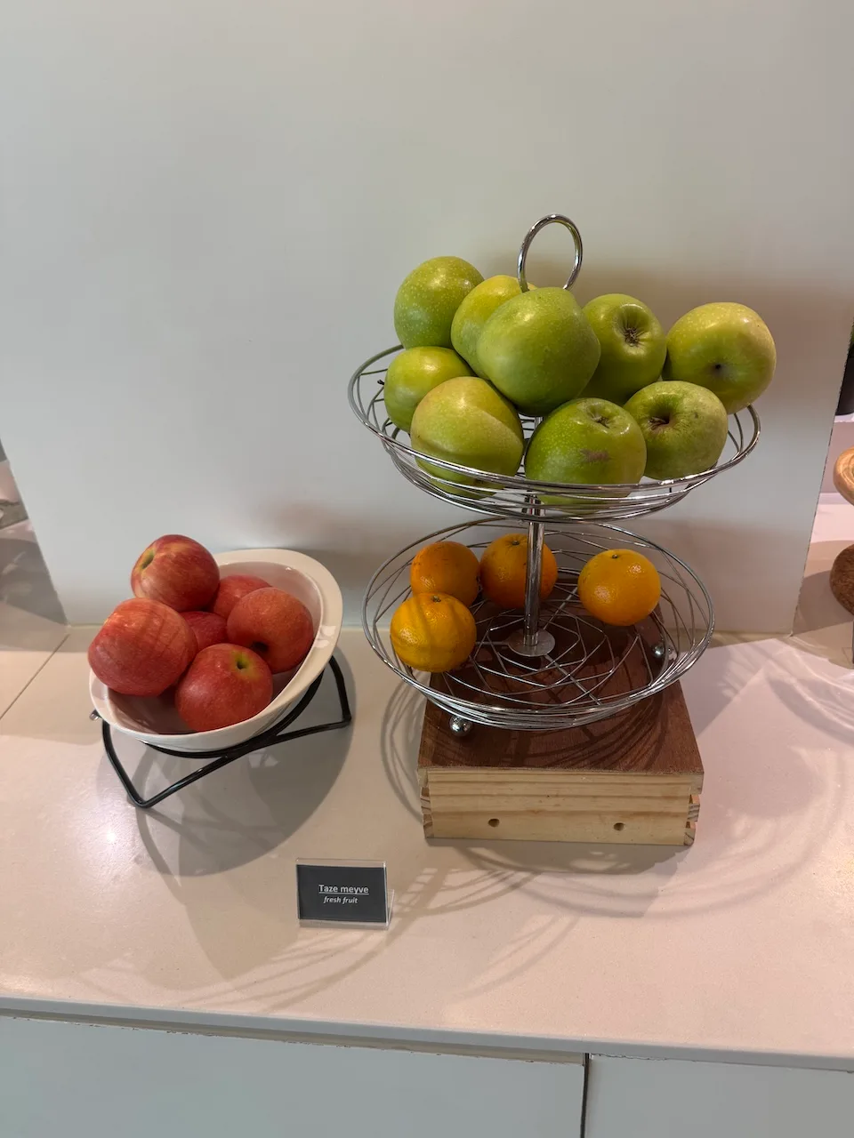 Drei Etagen Obstschale mit Äpfeln, Birnen und Orangen