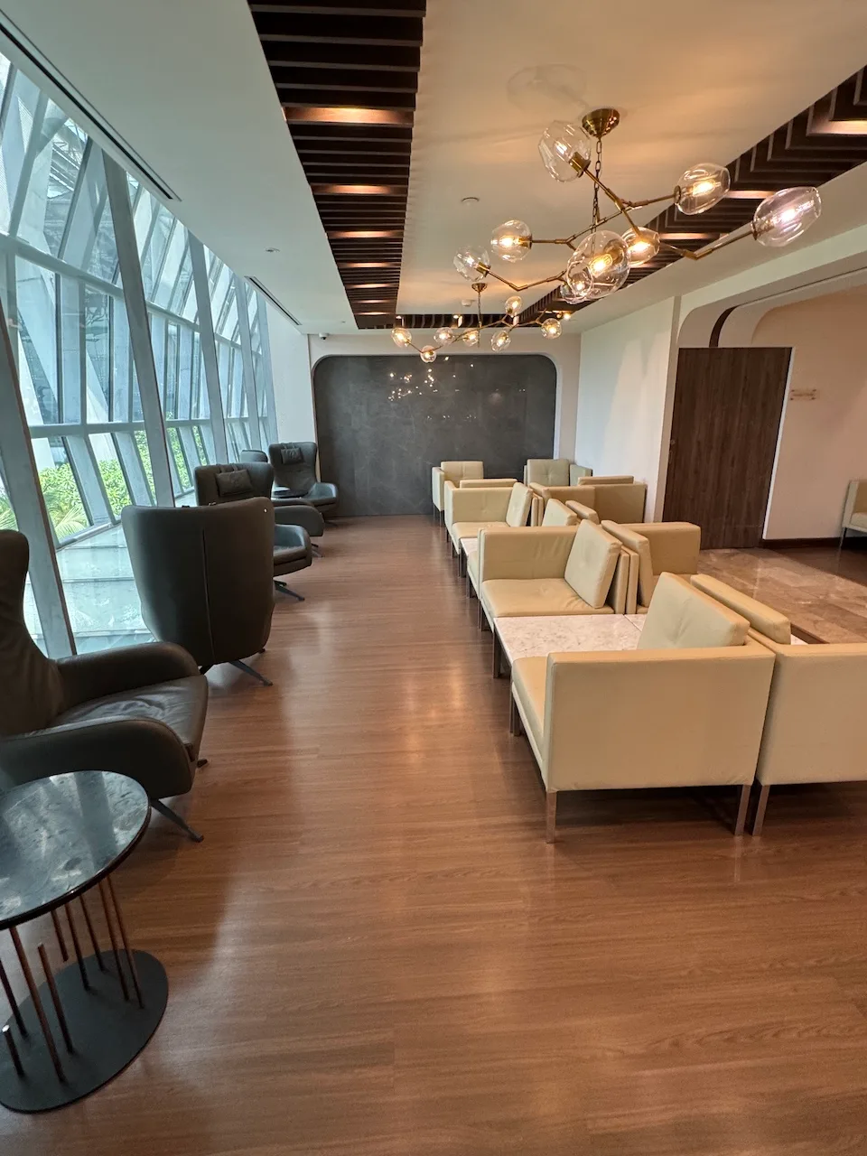 Lounge mit Sesseln und Couchen in modernem Design