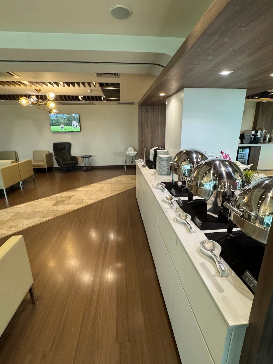 Buffet mit warmen Gerichten in einer Loungesituation