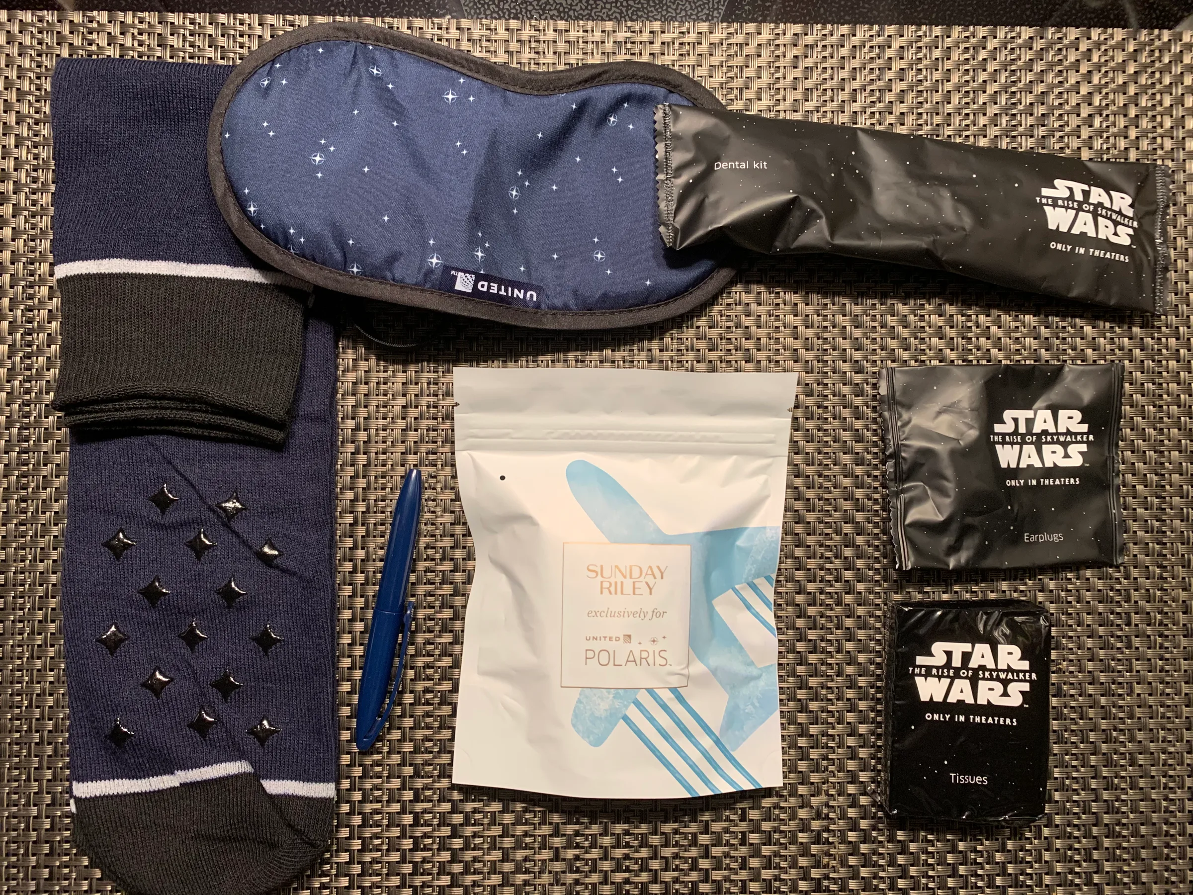 United Airlines Polaris Business Class Amenity Kit mit Schlafmaske und Socken