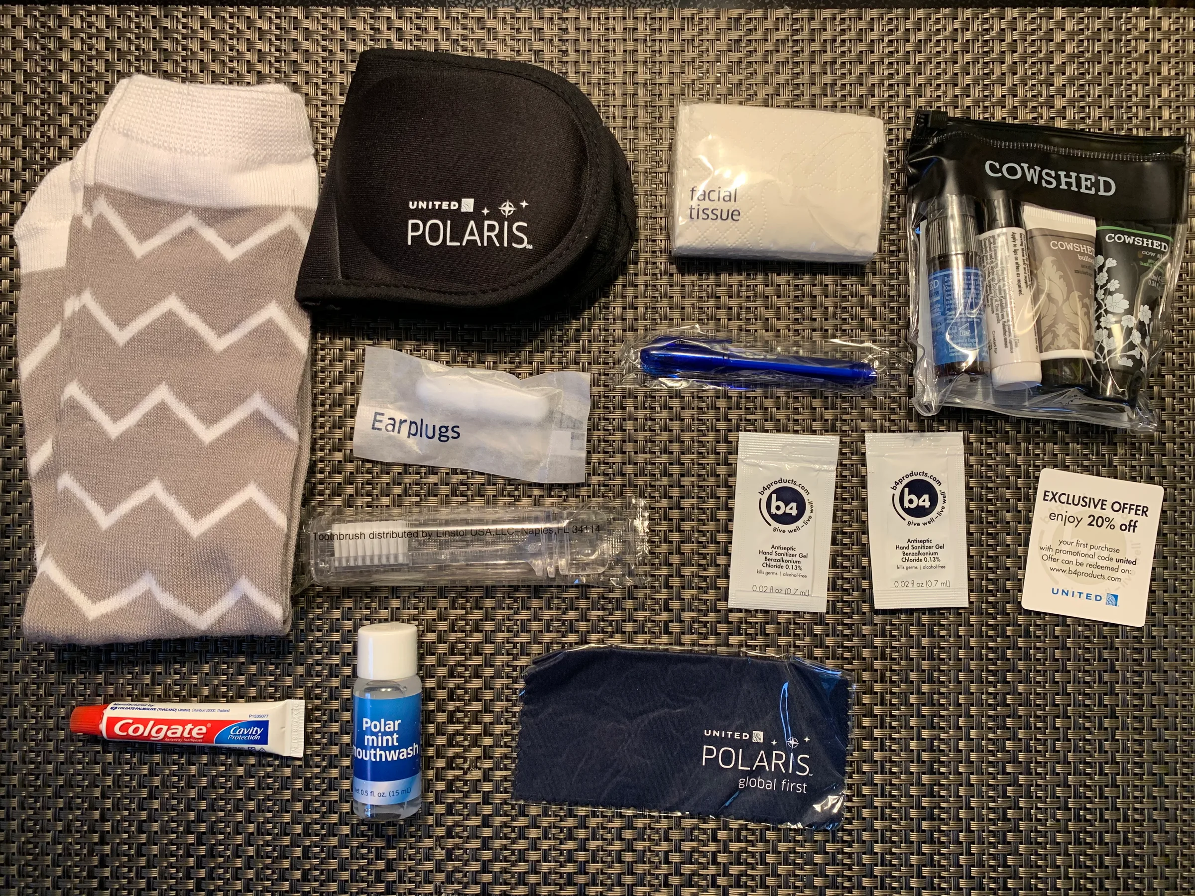 United Airlines Polaris Business Class Gepäckstück mit Socken, Zahnbürste und anderen Reiseartikeln