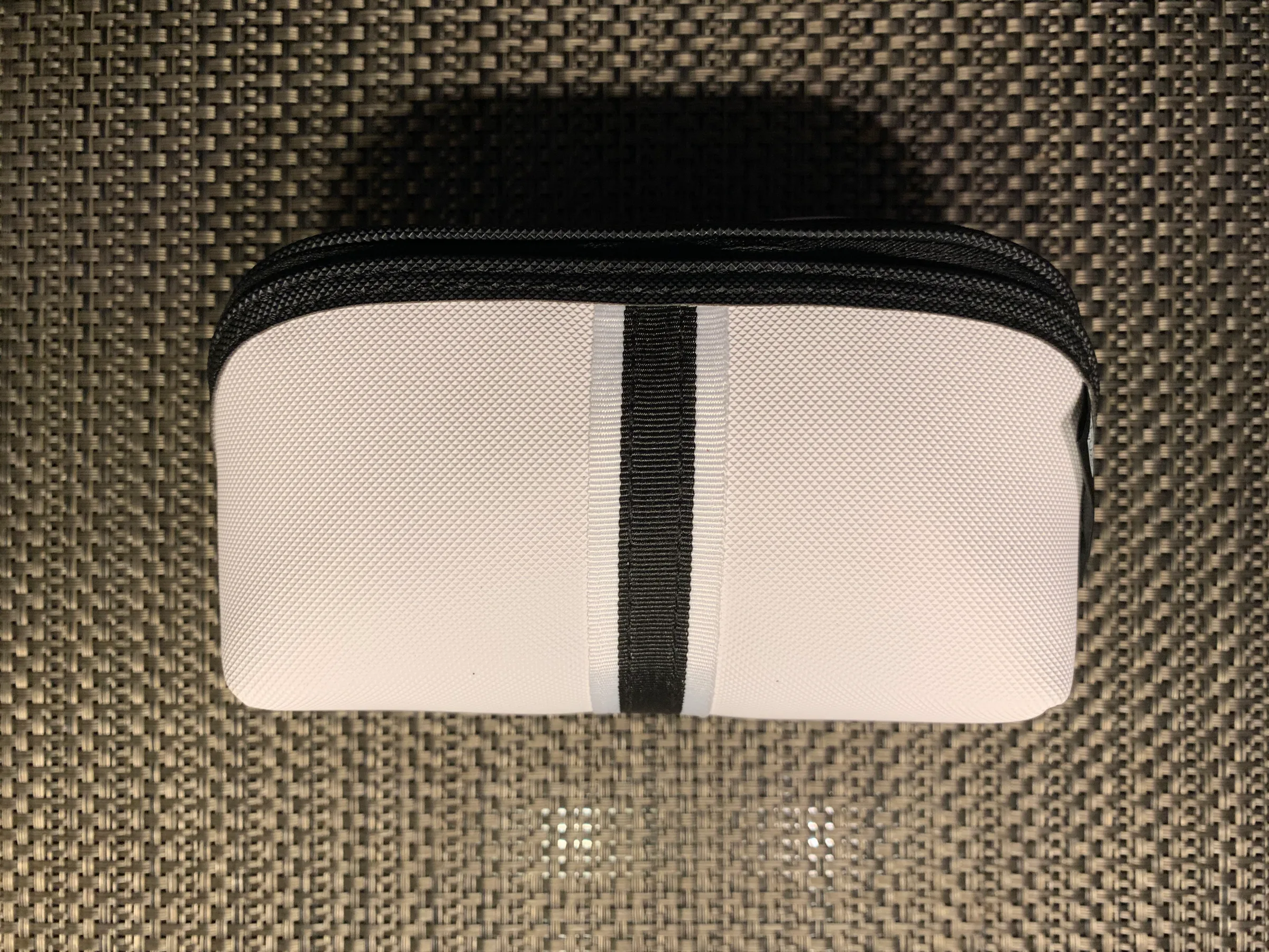 Weißer Kosmetiktasche mit schwarzer Streifenverzierung