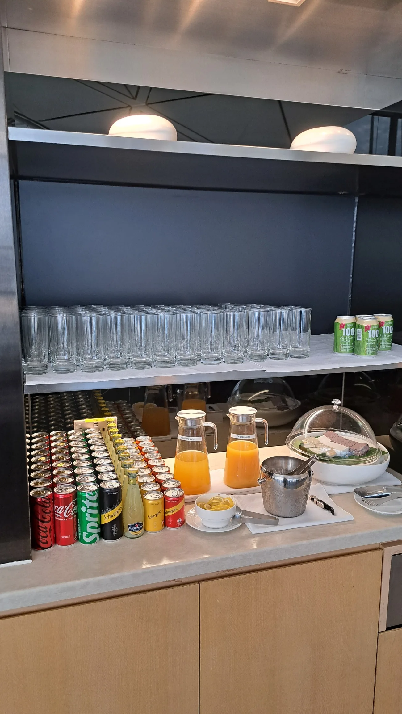 Getränkeauslage mit Gläsern und Getränken im Flughafenlounge