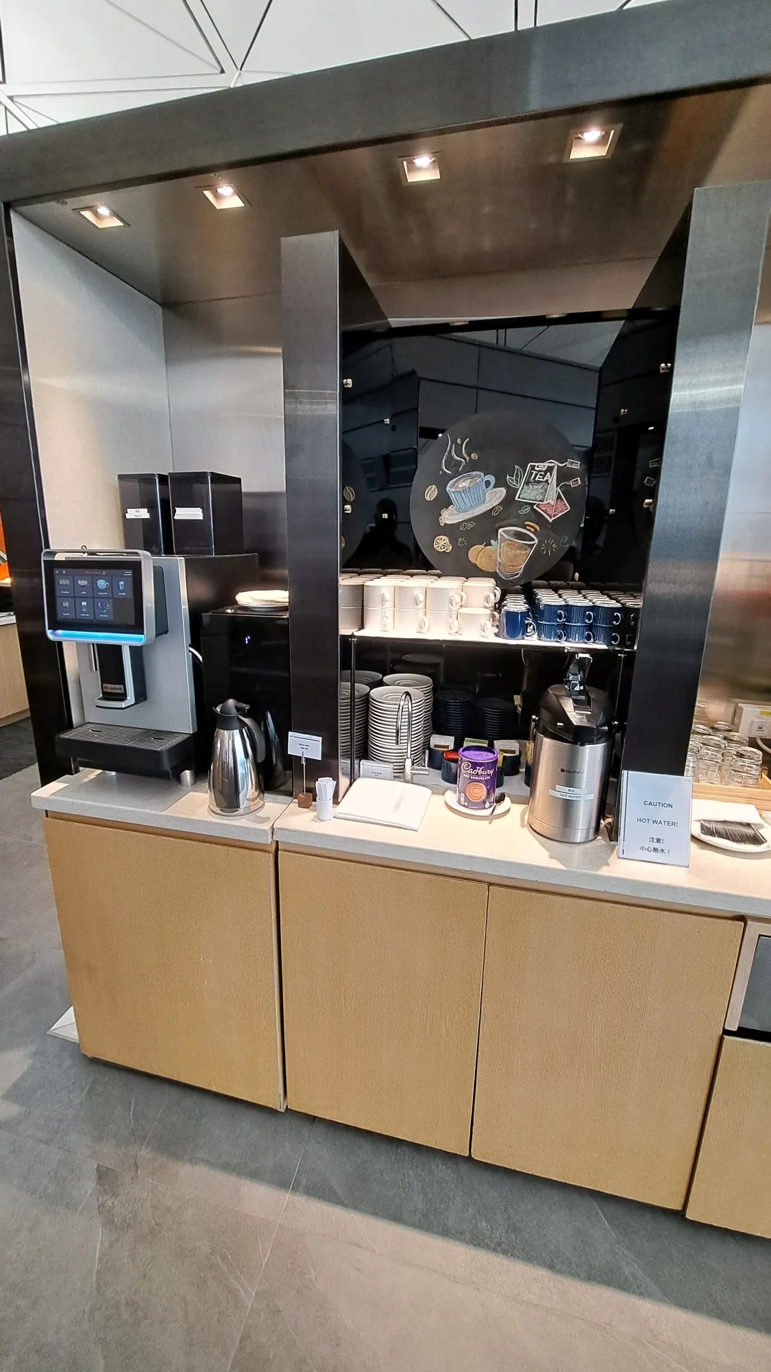 Kaffeeautomat und Zubehör in einem Flughafenclub