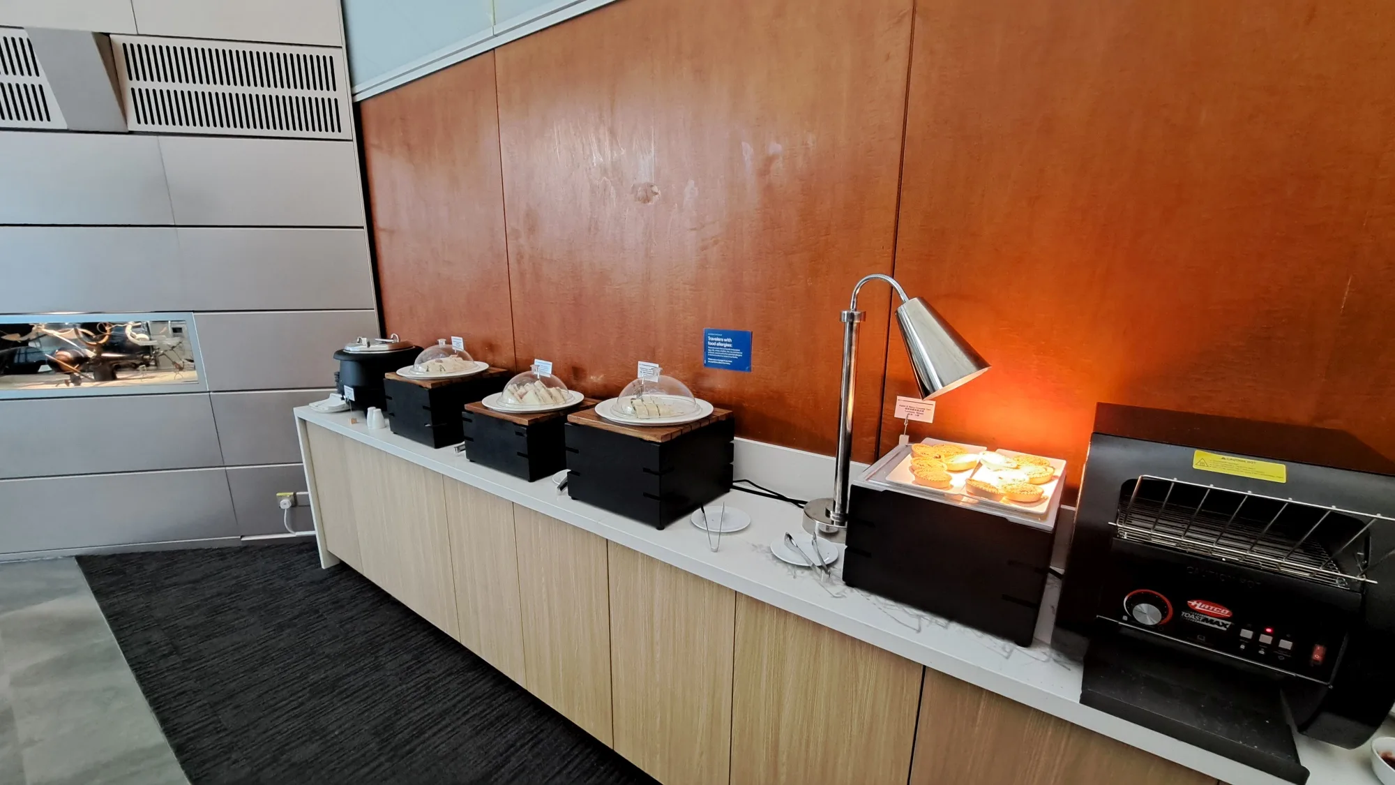 Buffet mit verschiedenen Speisen und Wärmebehälter im Flughafenlounge