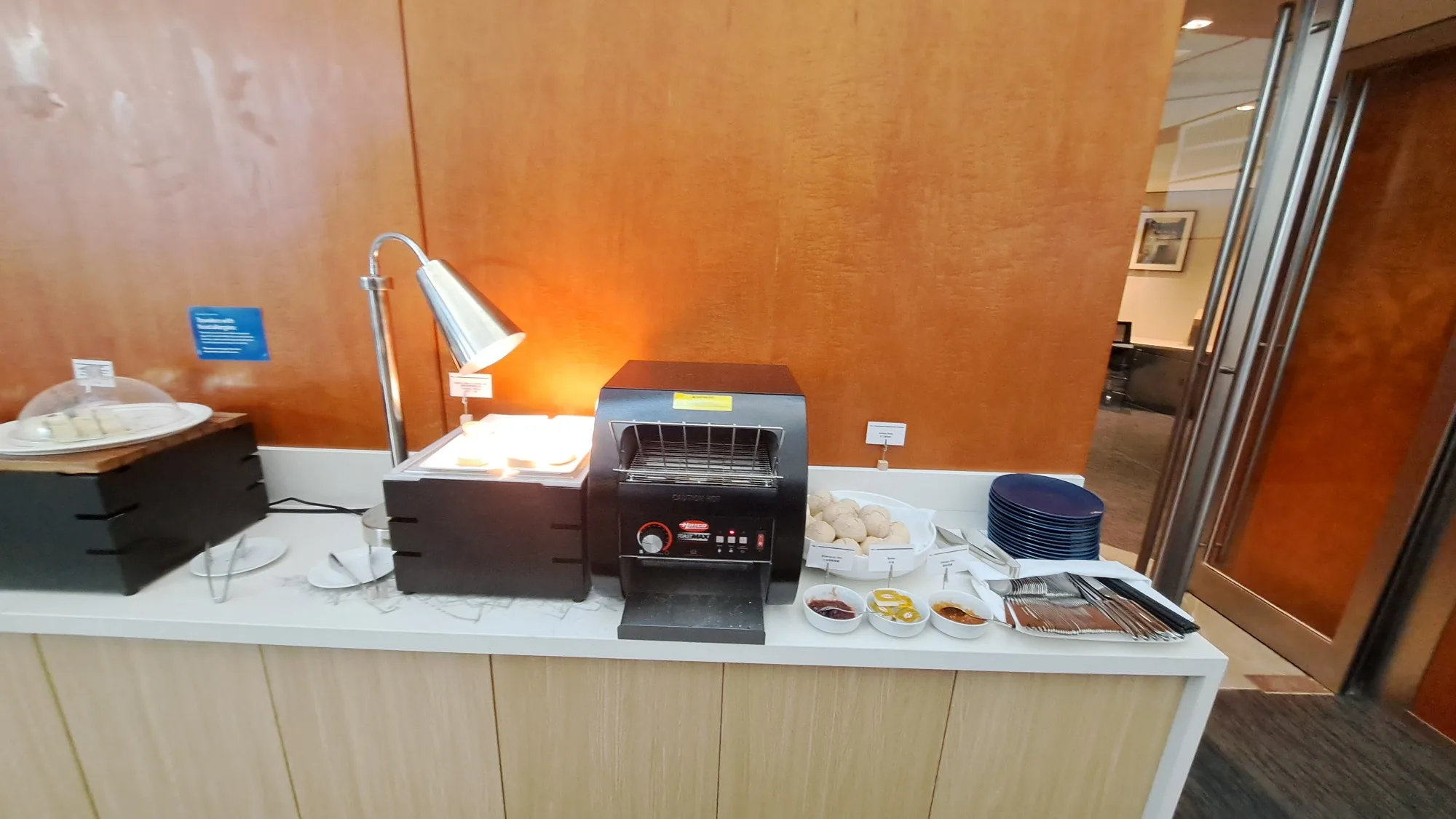 Buffet mit Toaster und Eiern im Flughafenlounge