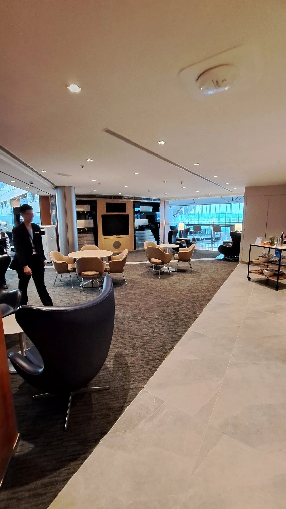 Lounge mit Sesseln und Couchen im modernen Design