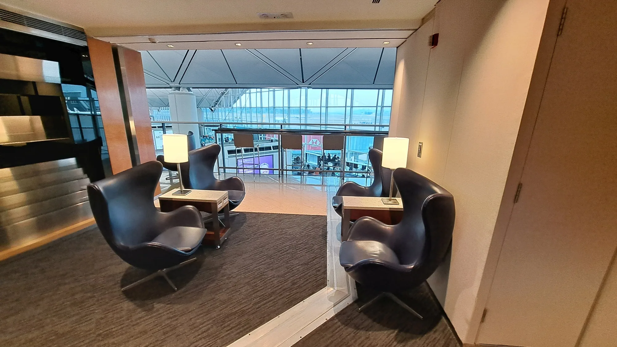 Lounge mit Sesseln und Tischen in modernem Design