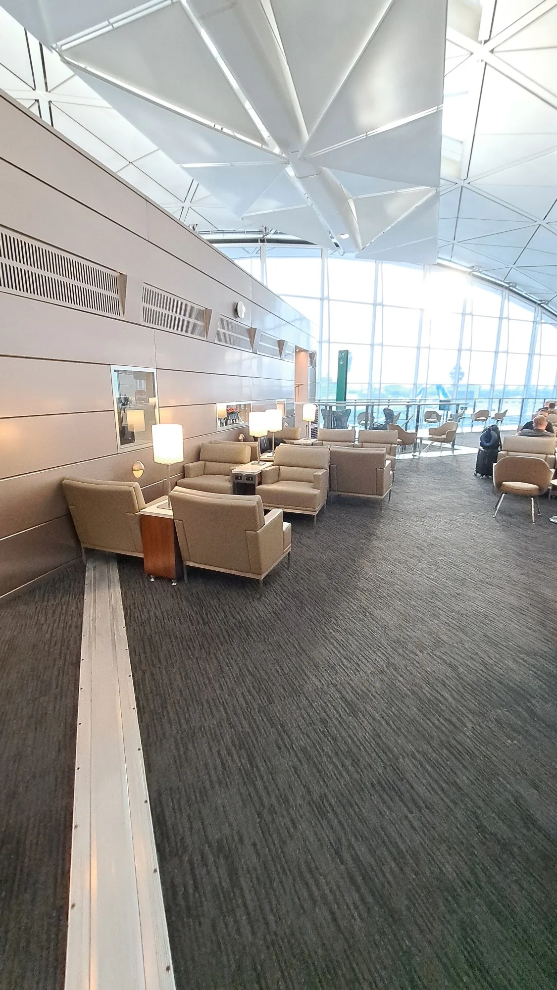 Lounge mit Sesseln und Couchen in neutralen Farben