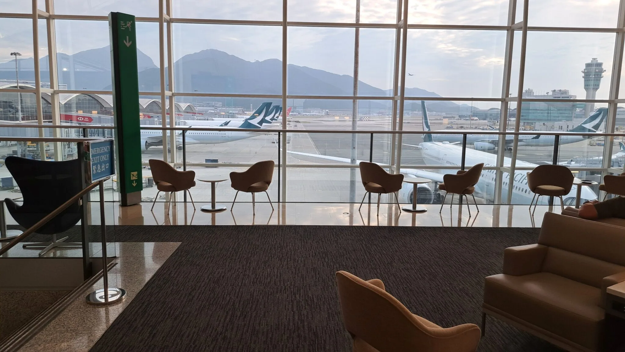 Lounge mit Sesseln und Blick auf Flugzeuge am Flughafen