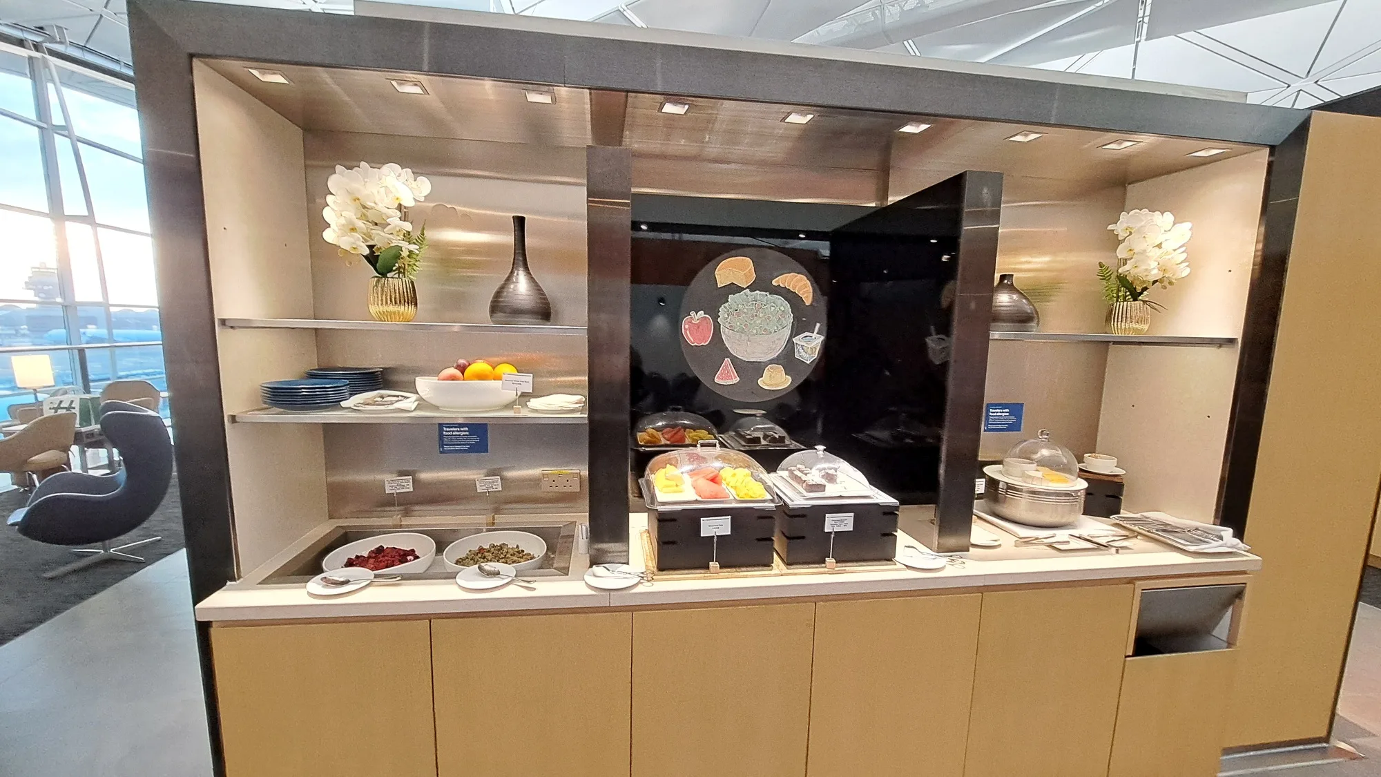Frühstücksbuffet im Loungebereich mit Obst und Käse