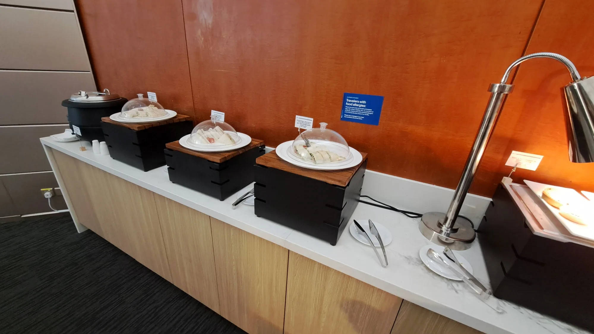 Buffet mit verschiedenen Gerichten in einer Lounge