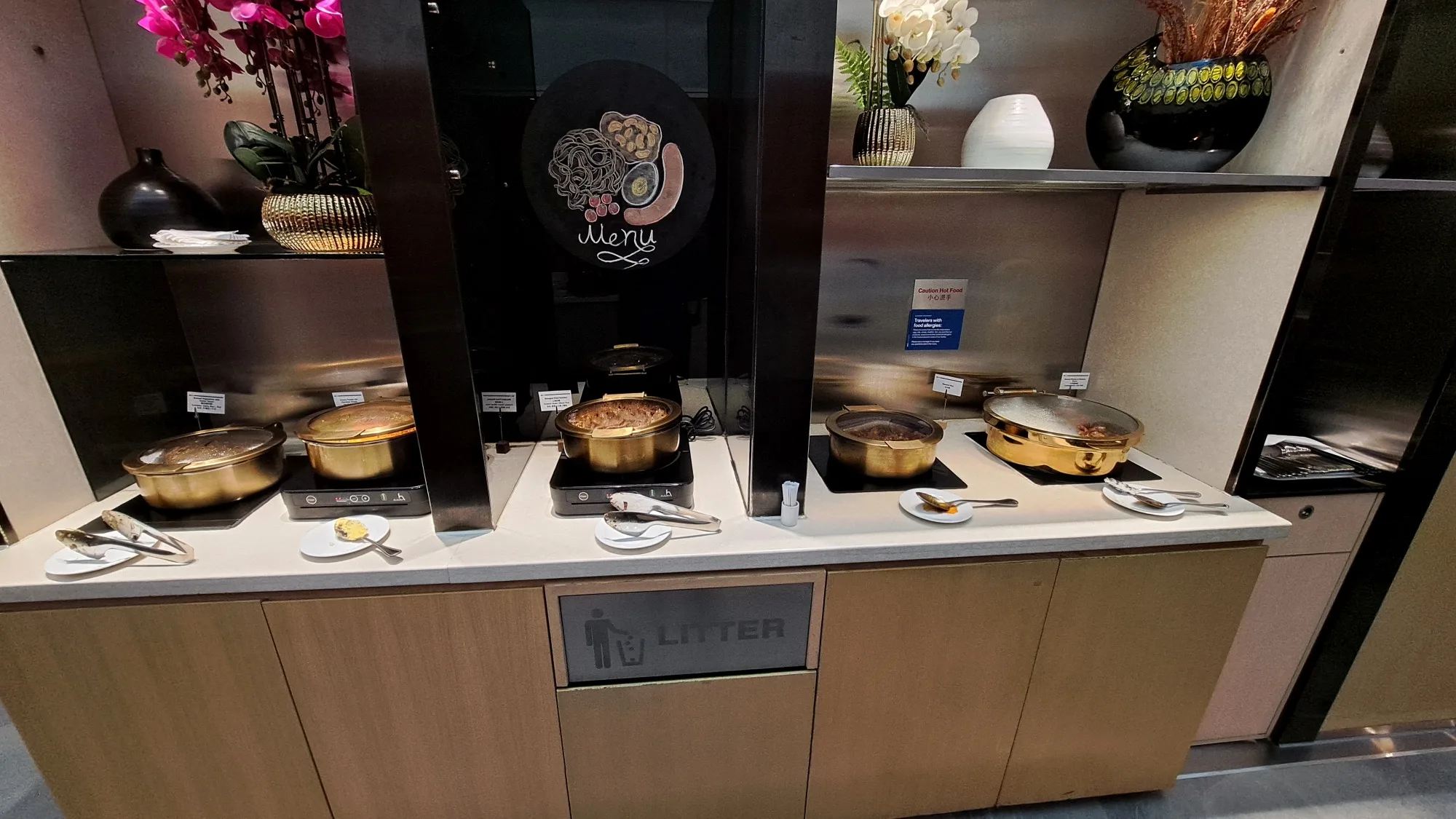 Buffet mit Kochstationen und Menütafel