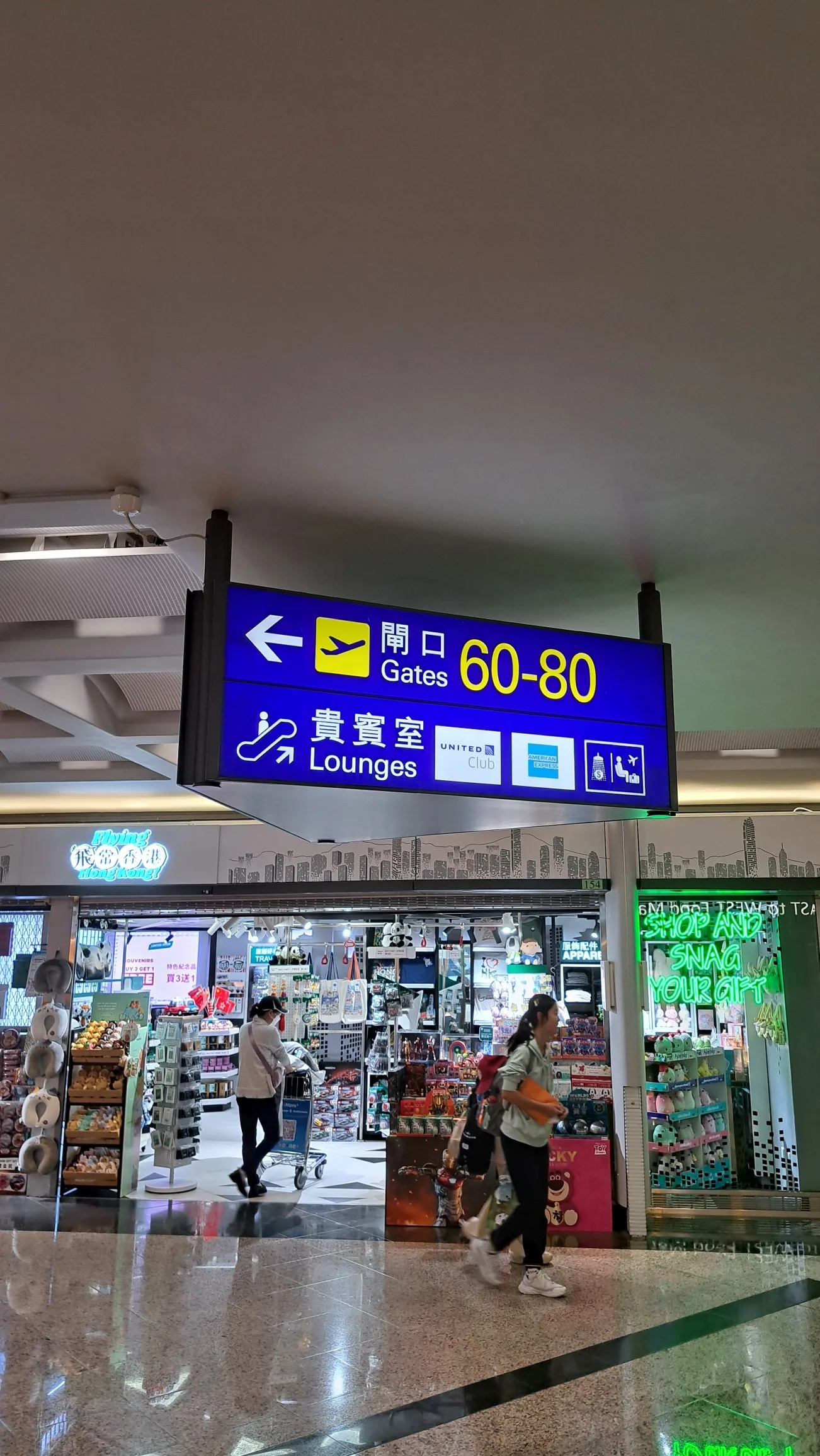 Flughafen-Schild für Gates 60-80 und Lounges