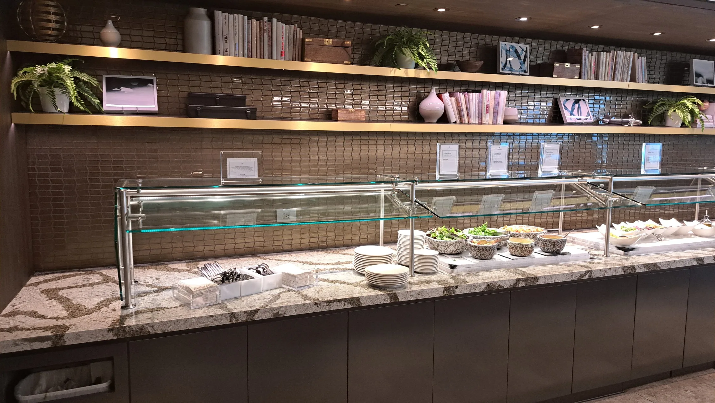 Buffet mit frischen Salaten