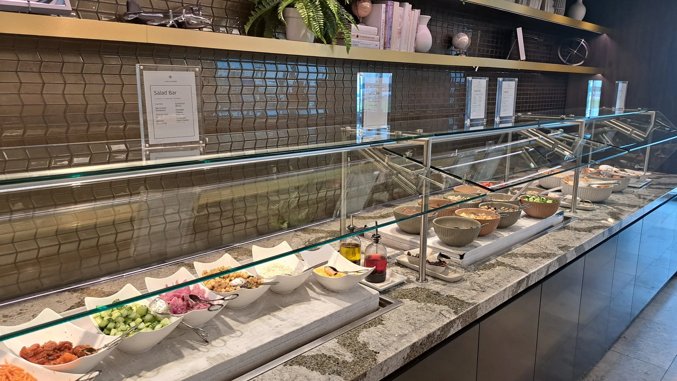 Salatbar mit vielen Zutaten