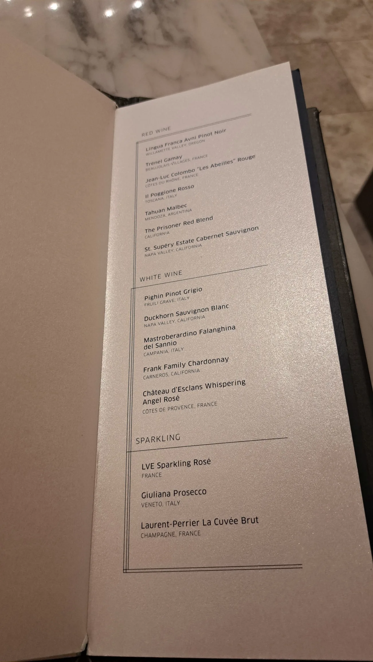 Weinkarte mit Rot- und Weissweinen