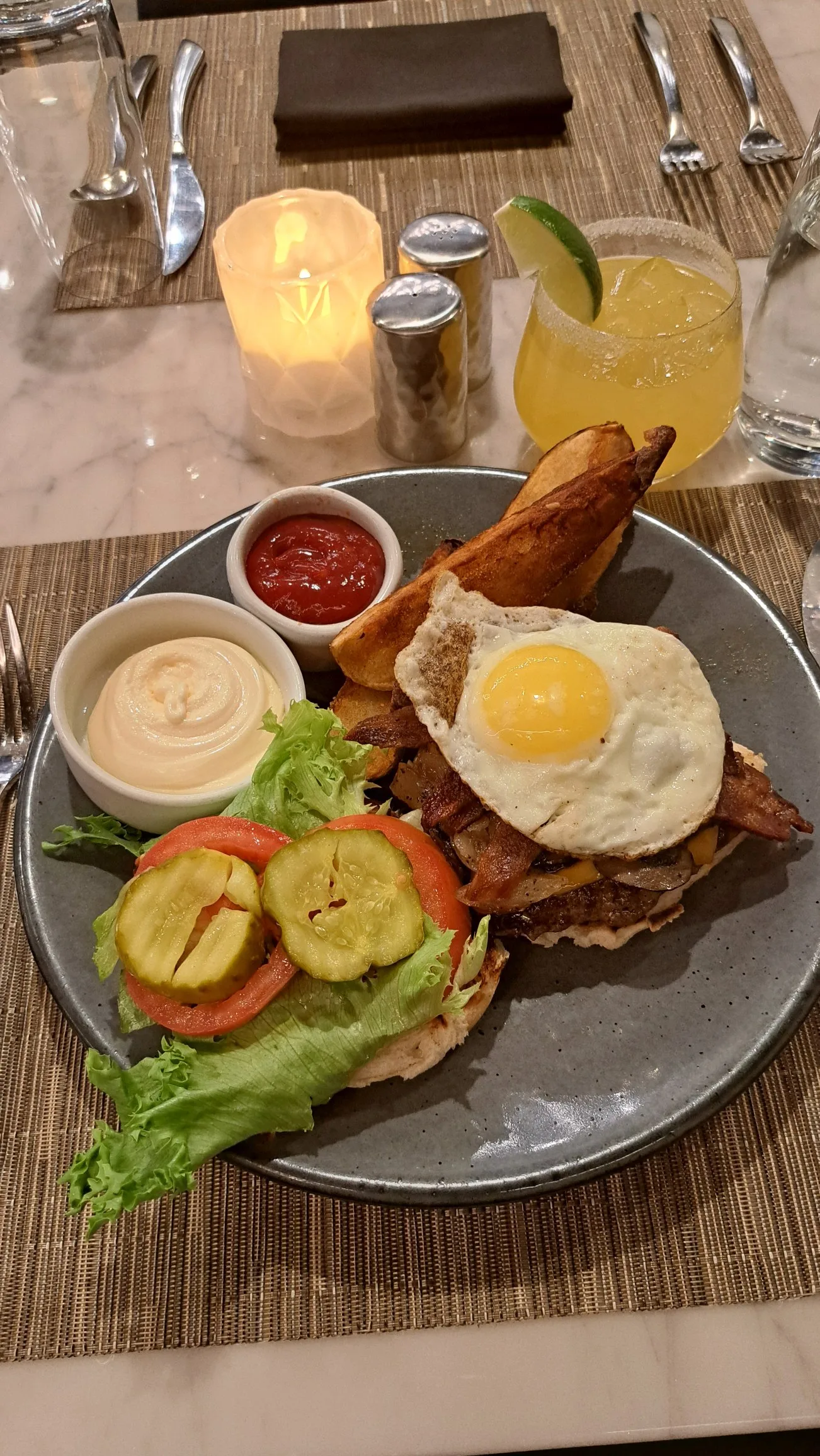 Frühstücksteller mit Ei und Speck