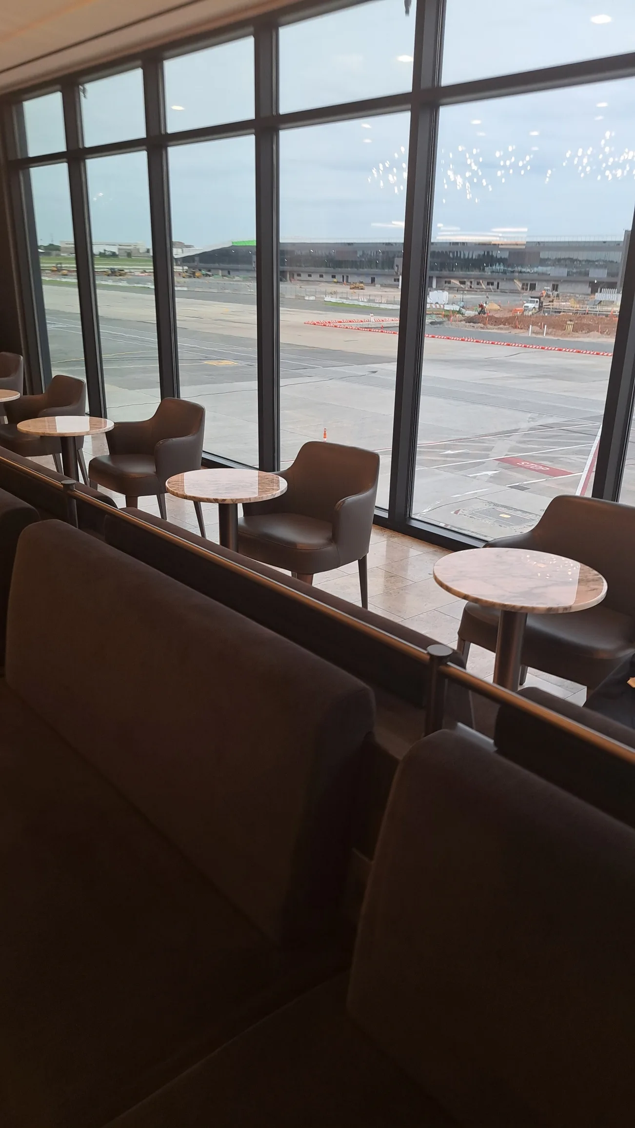 Lounge-Bereich mit bequemen Sesseln