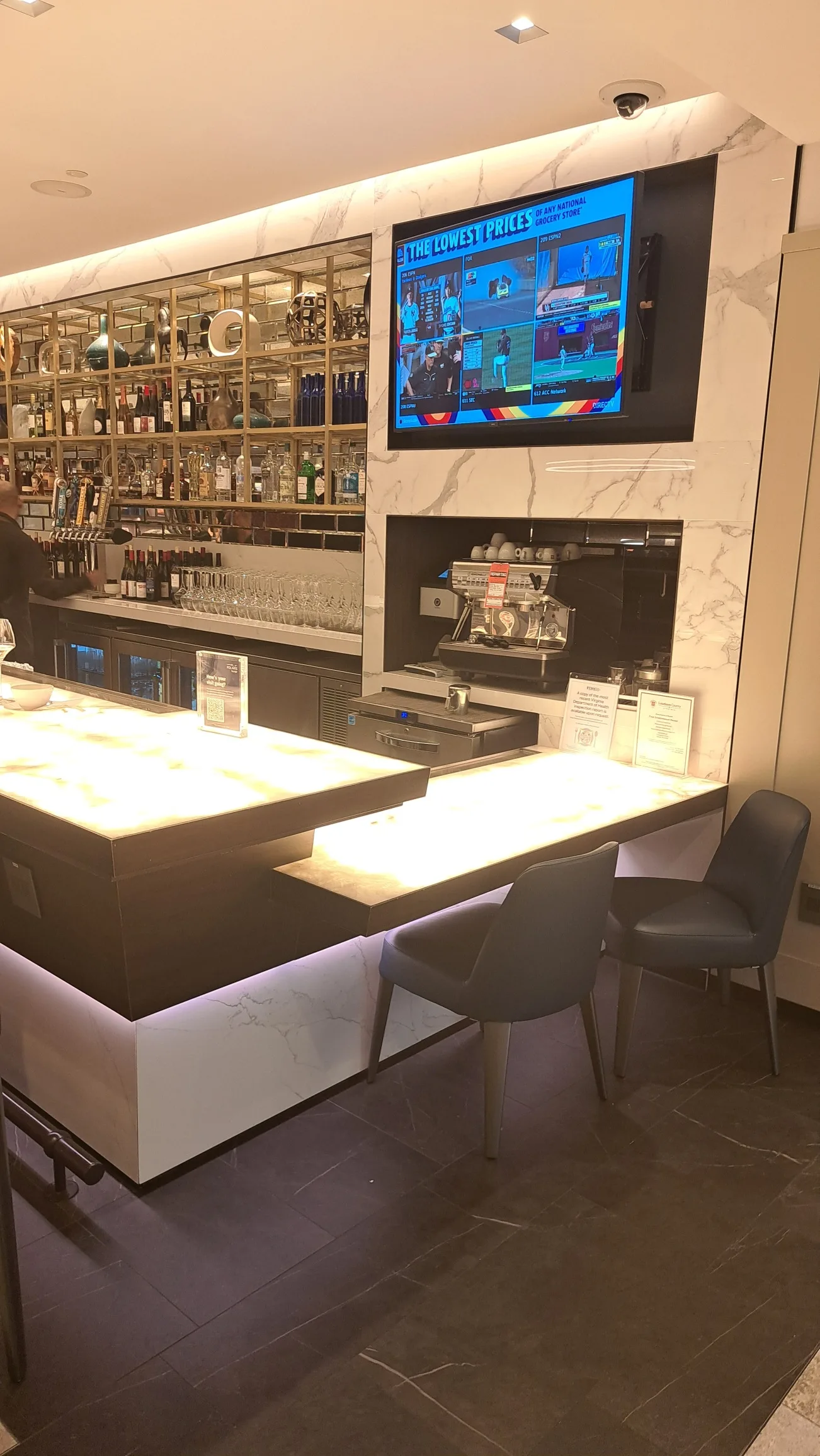Bar mit Kaffeemaschine und Getränken