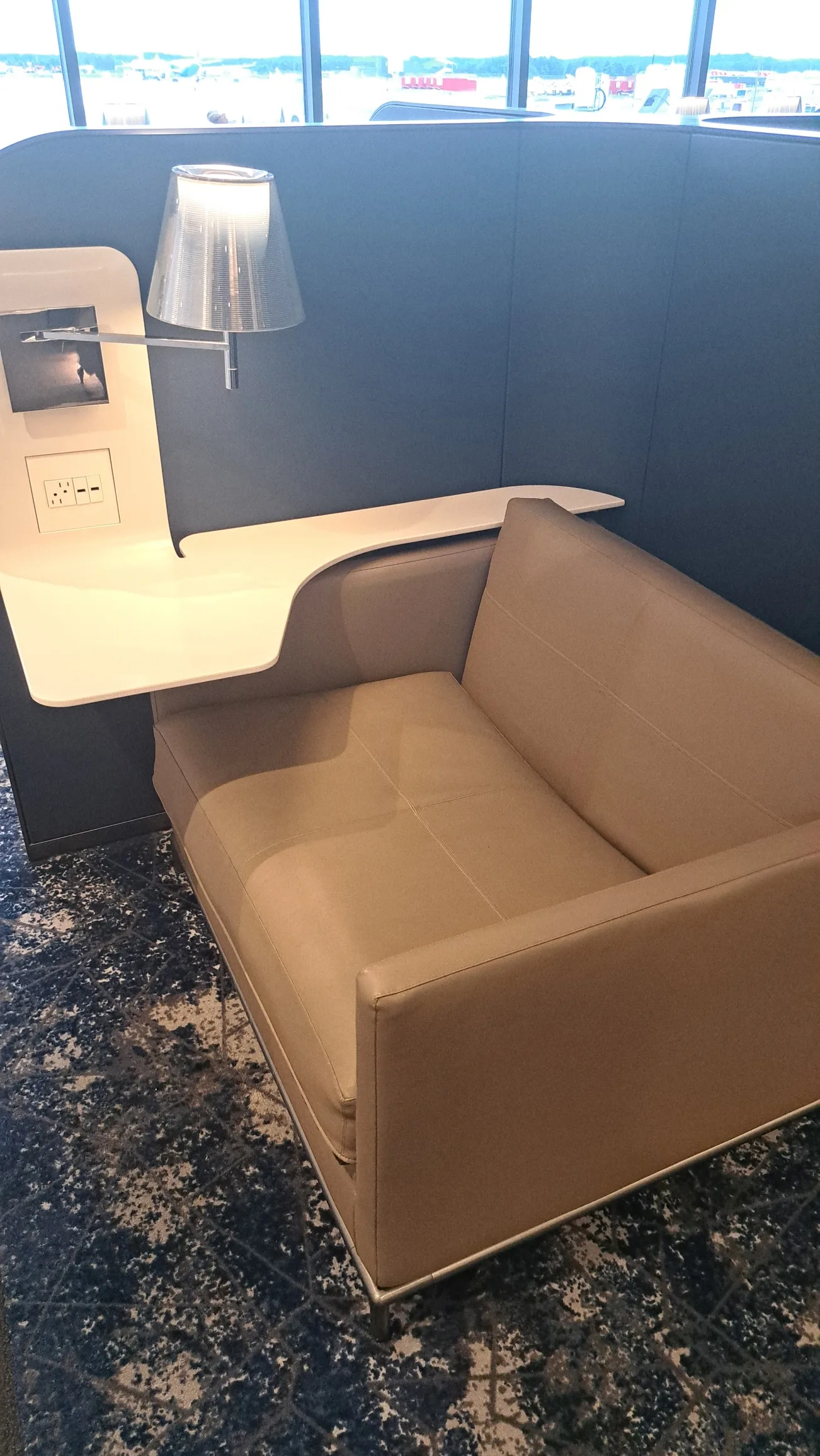 Sofa mit integriertem Tisch und Steckdosen
