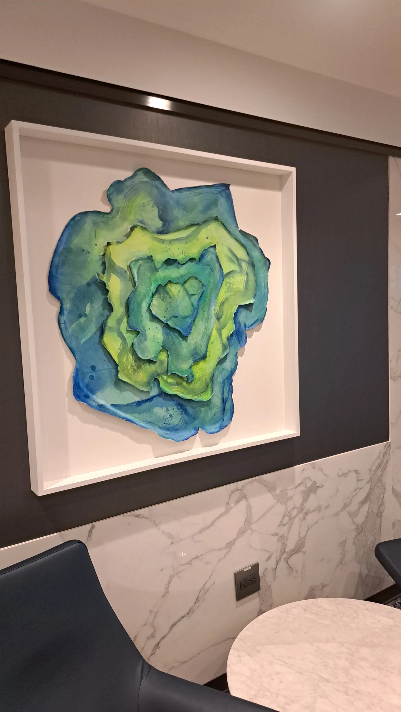 Kunstinstallation mit Blattmotiv in Blautönen