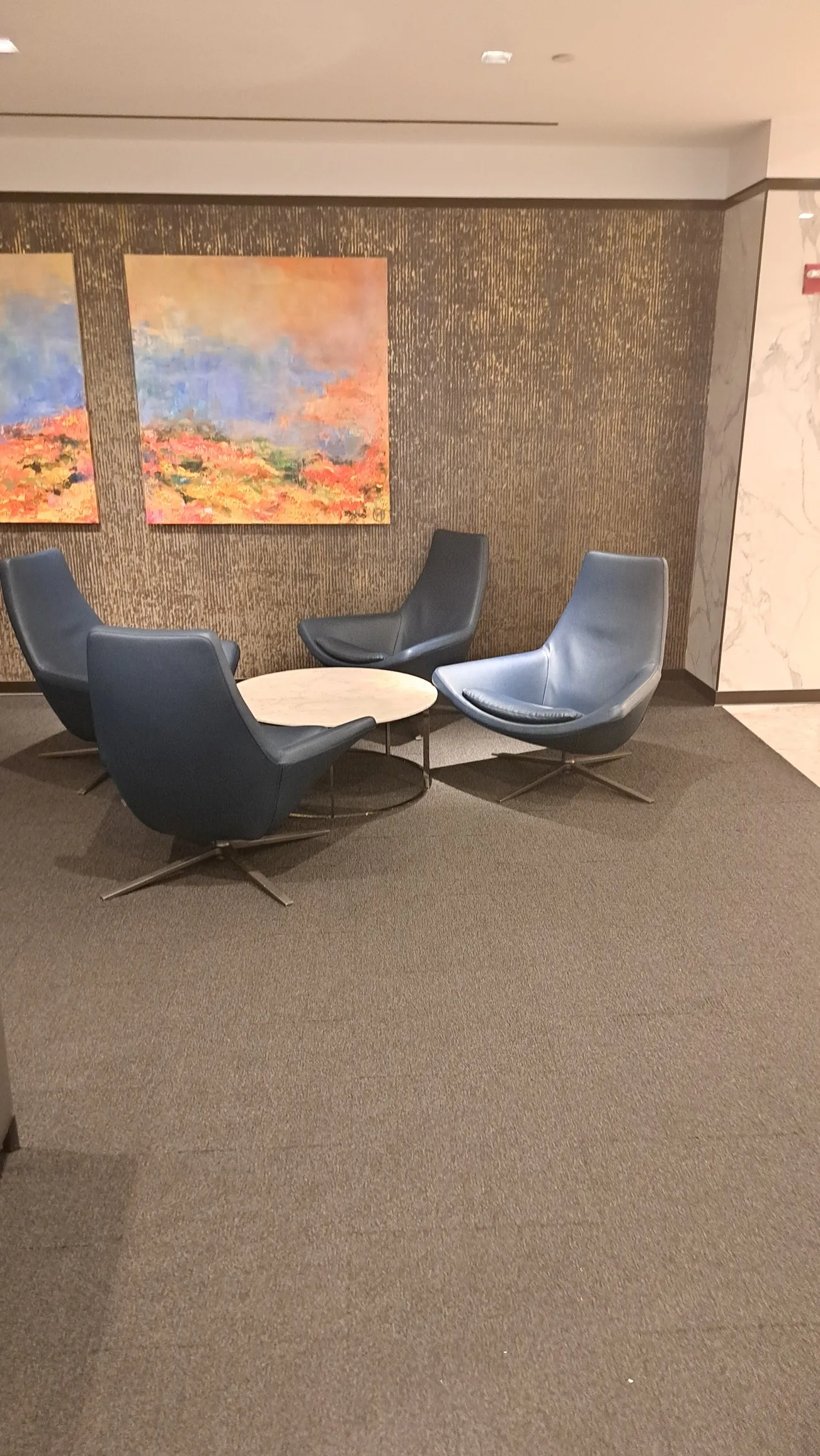 Sessel um runden Loungetisch