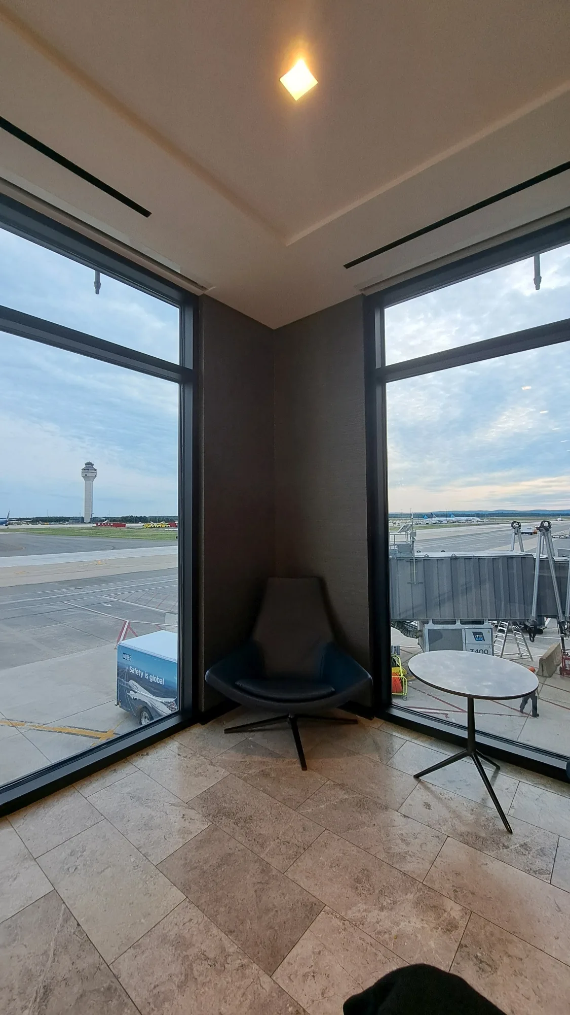 Fensterplatz mit Blick auf das Vorfeld